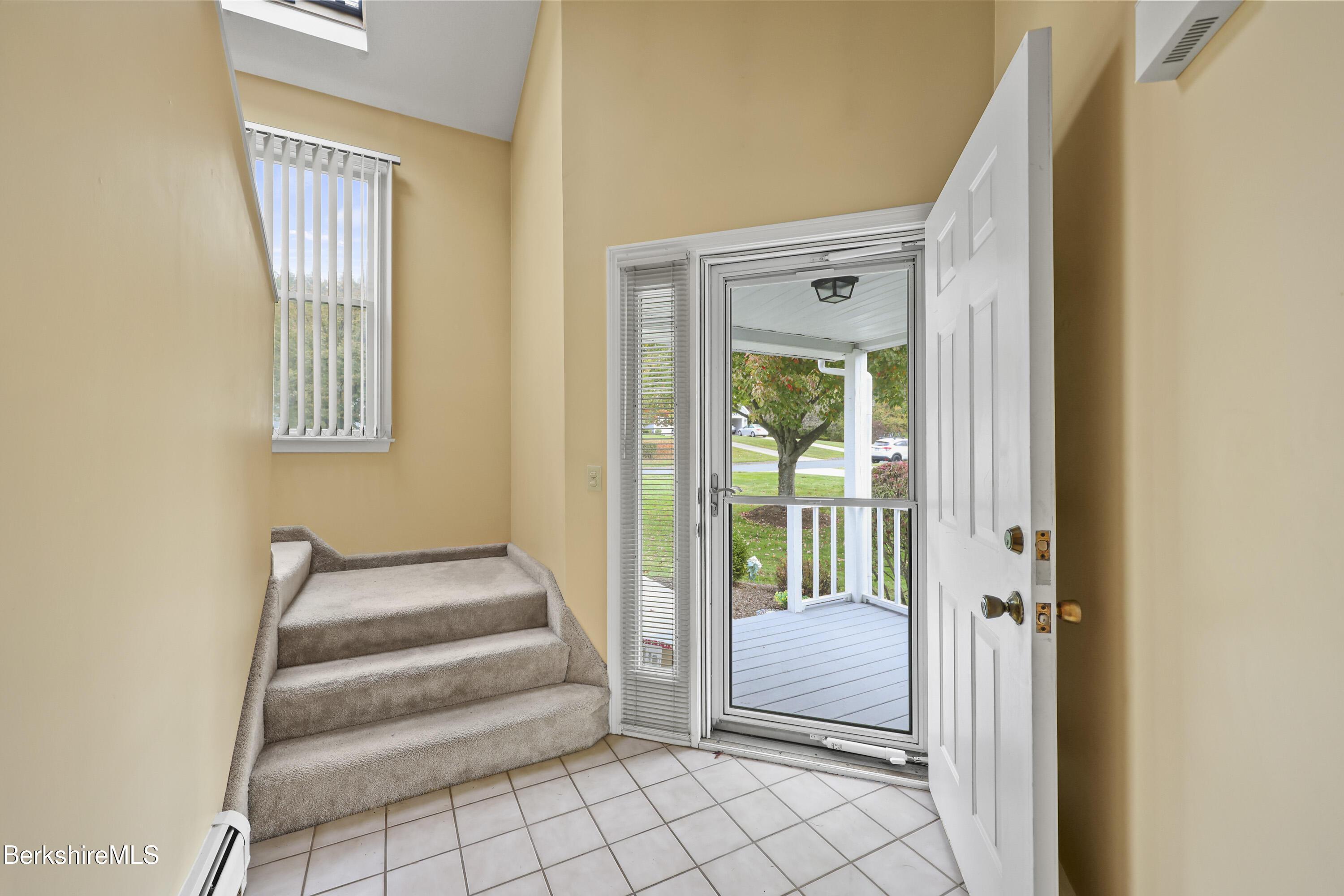 Image 3: 15 Foyer