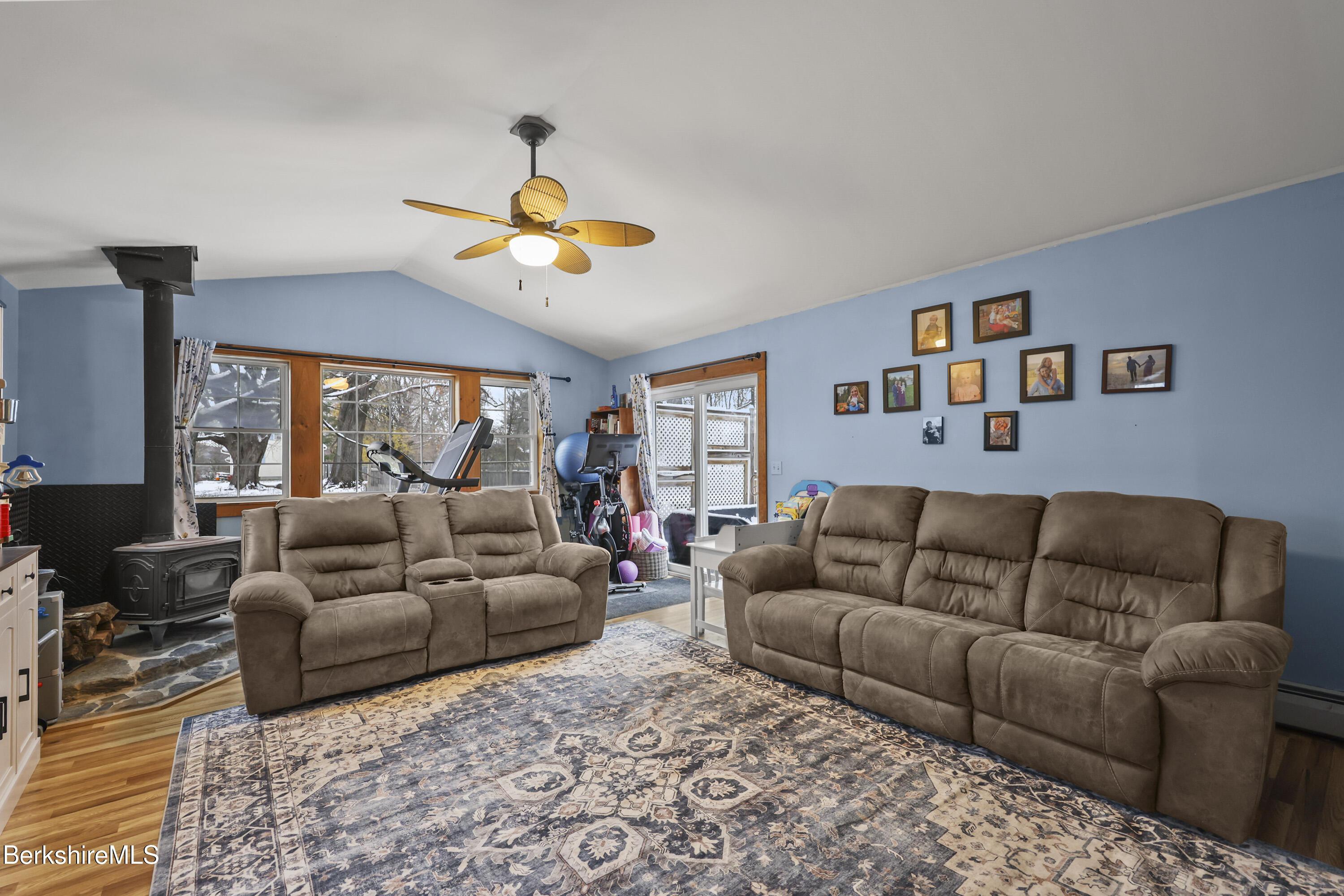 Image 4: Living Room