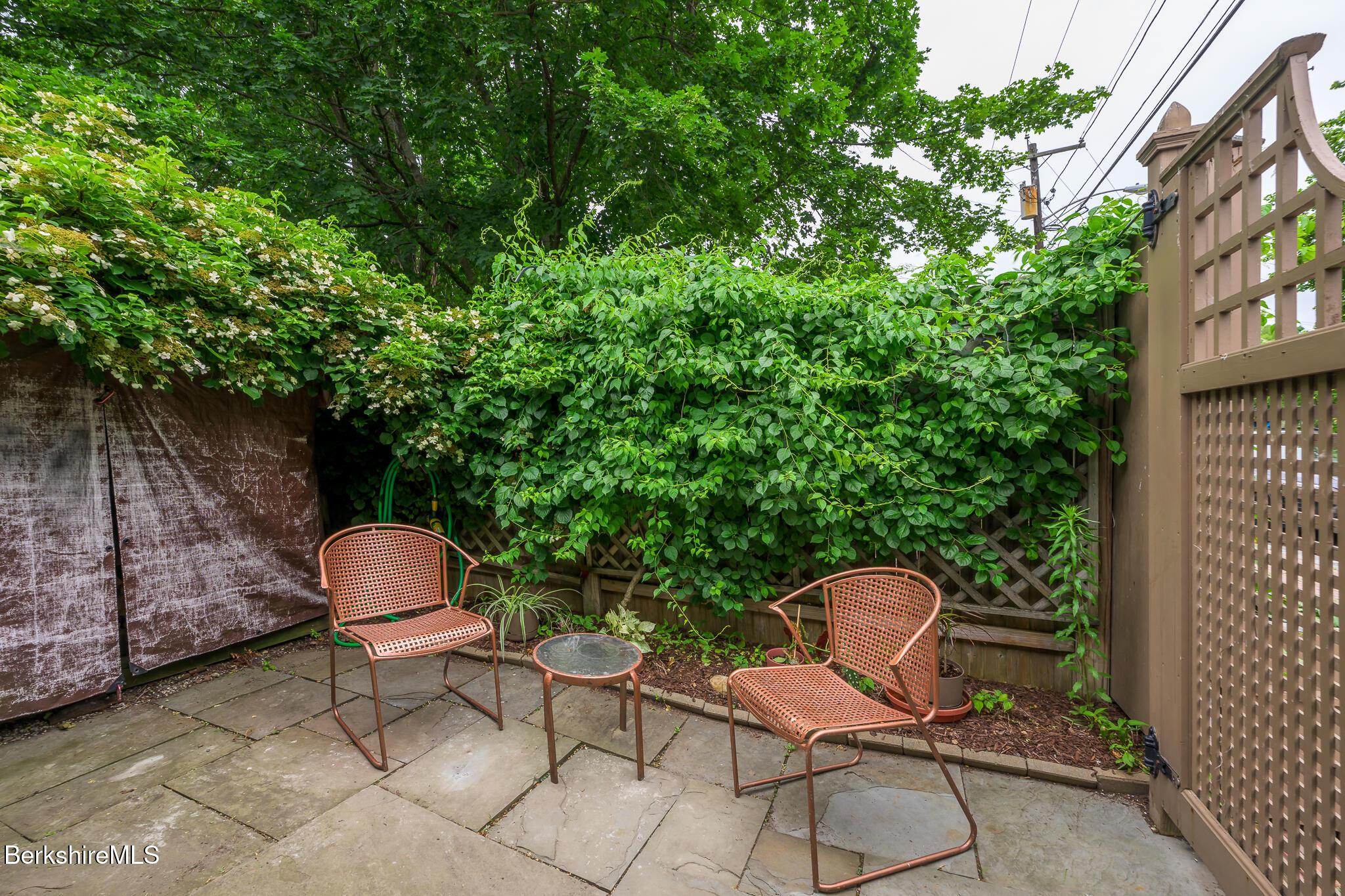 Image 4: Front Entry Courtyard