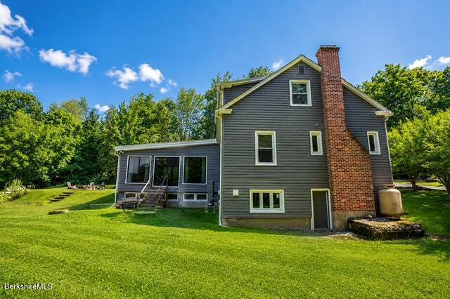 Image 4: Side of Home