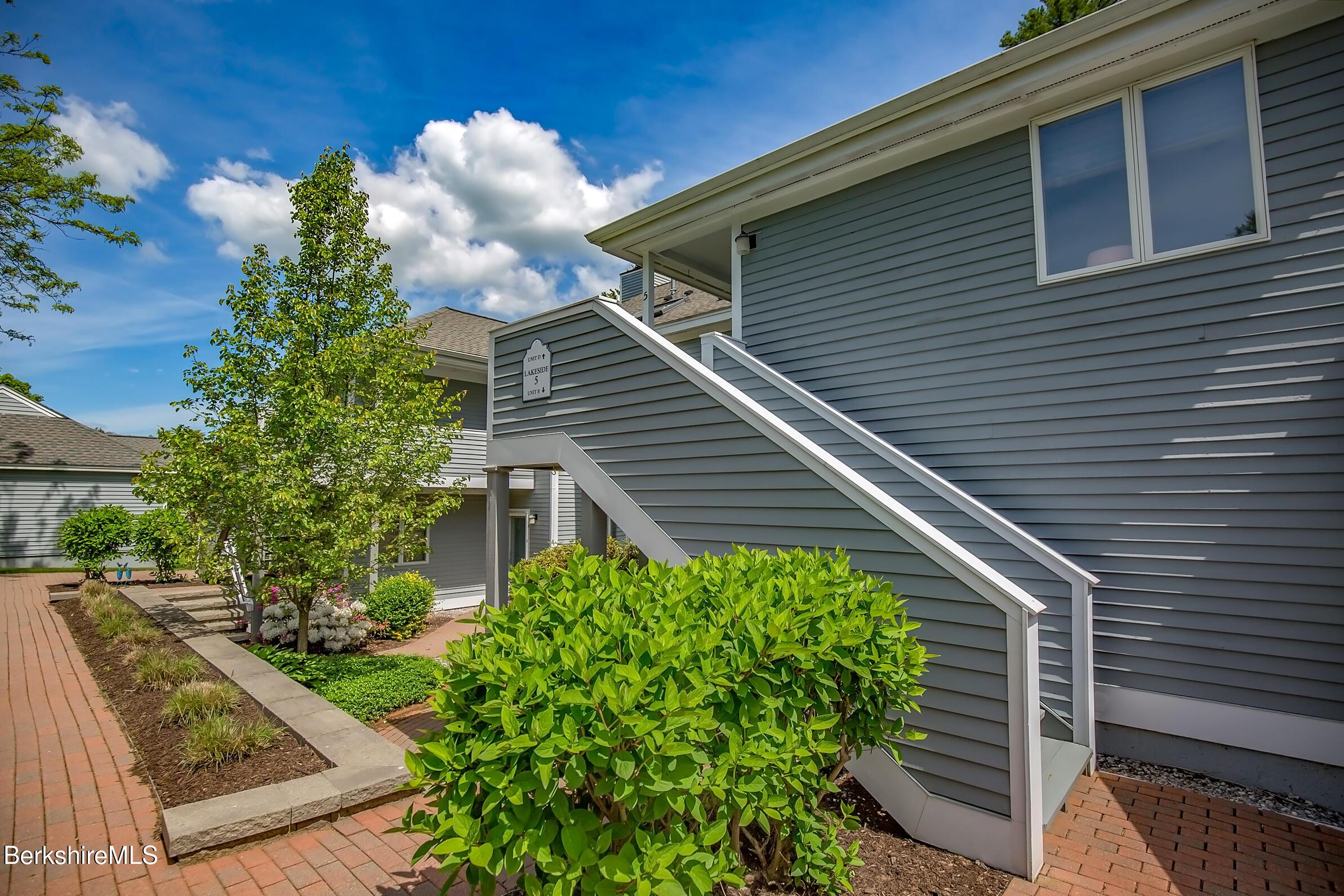 Image 3: entry stairs