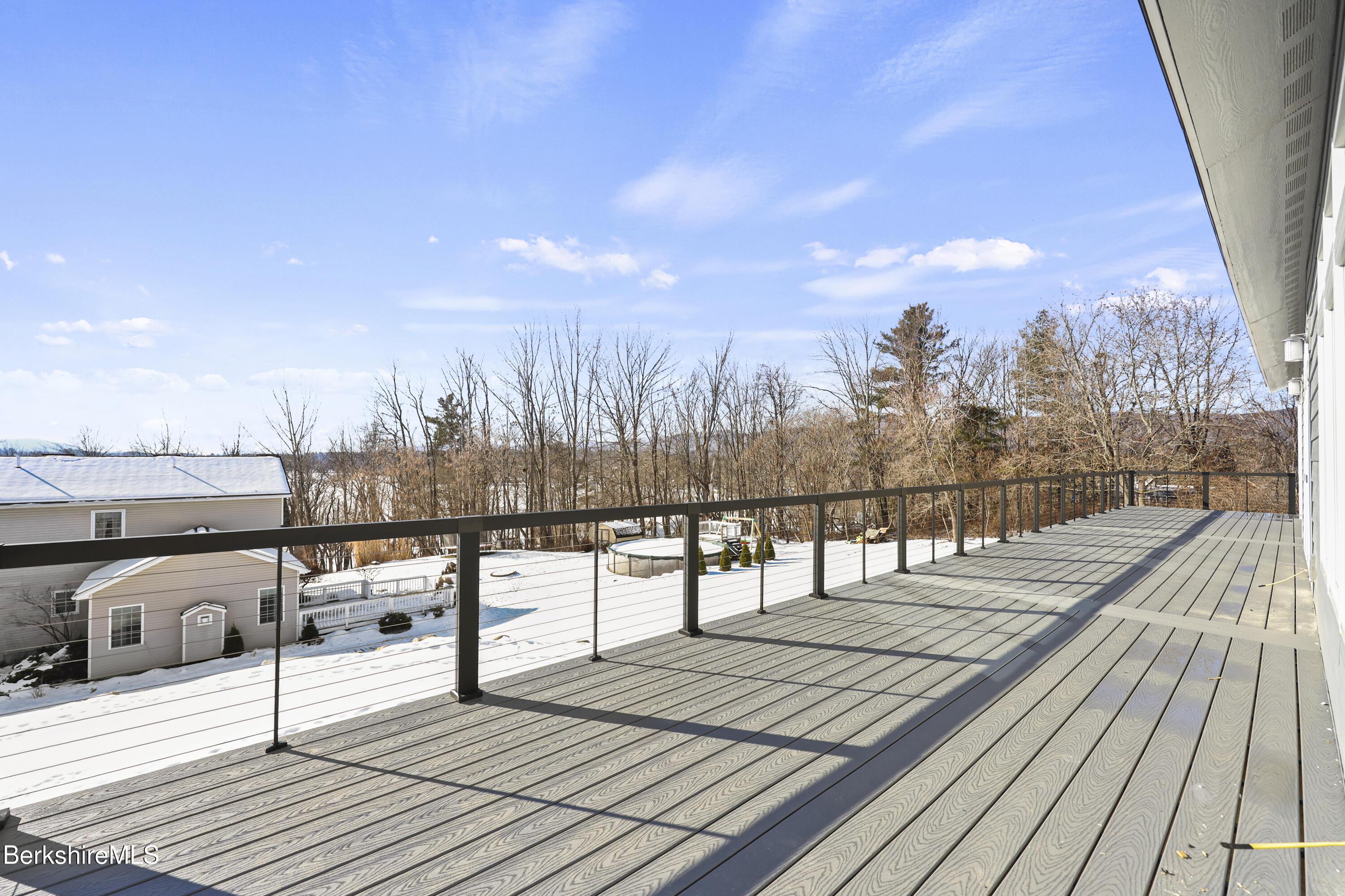 Image 4: 215 Lakeside Decking