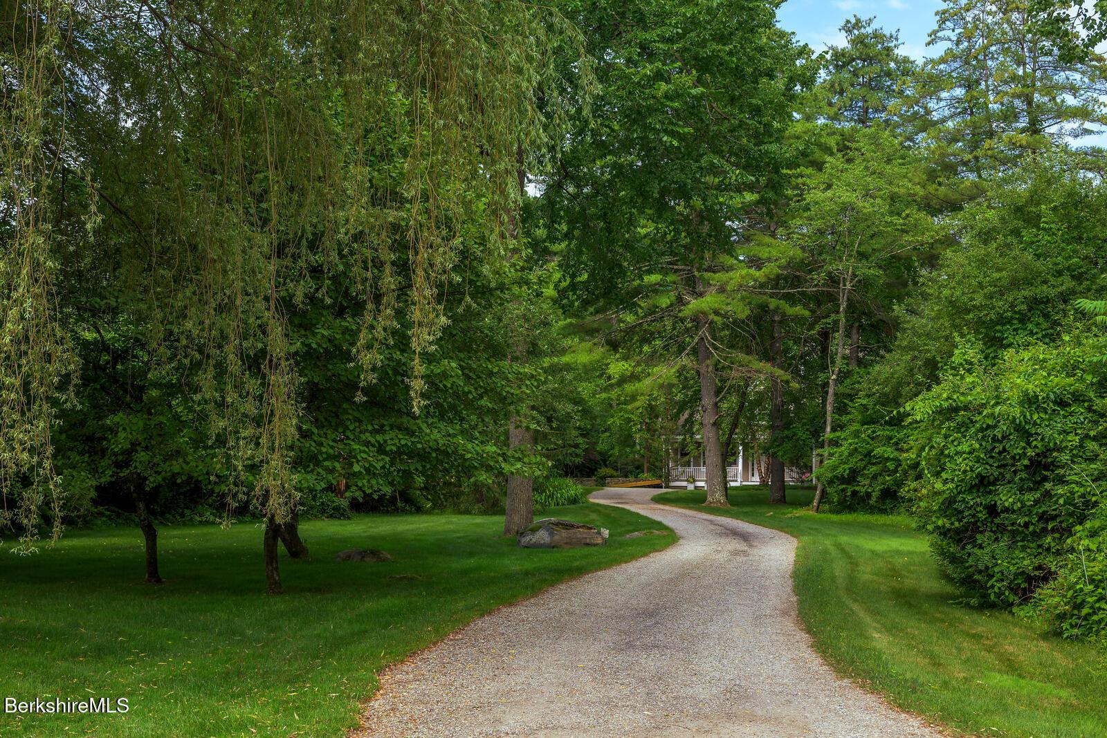 Image 2: Winding driveway