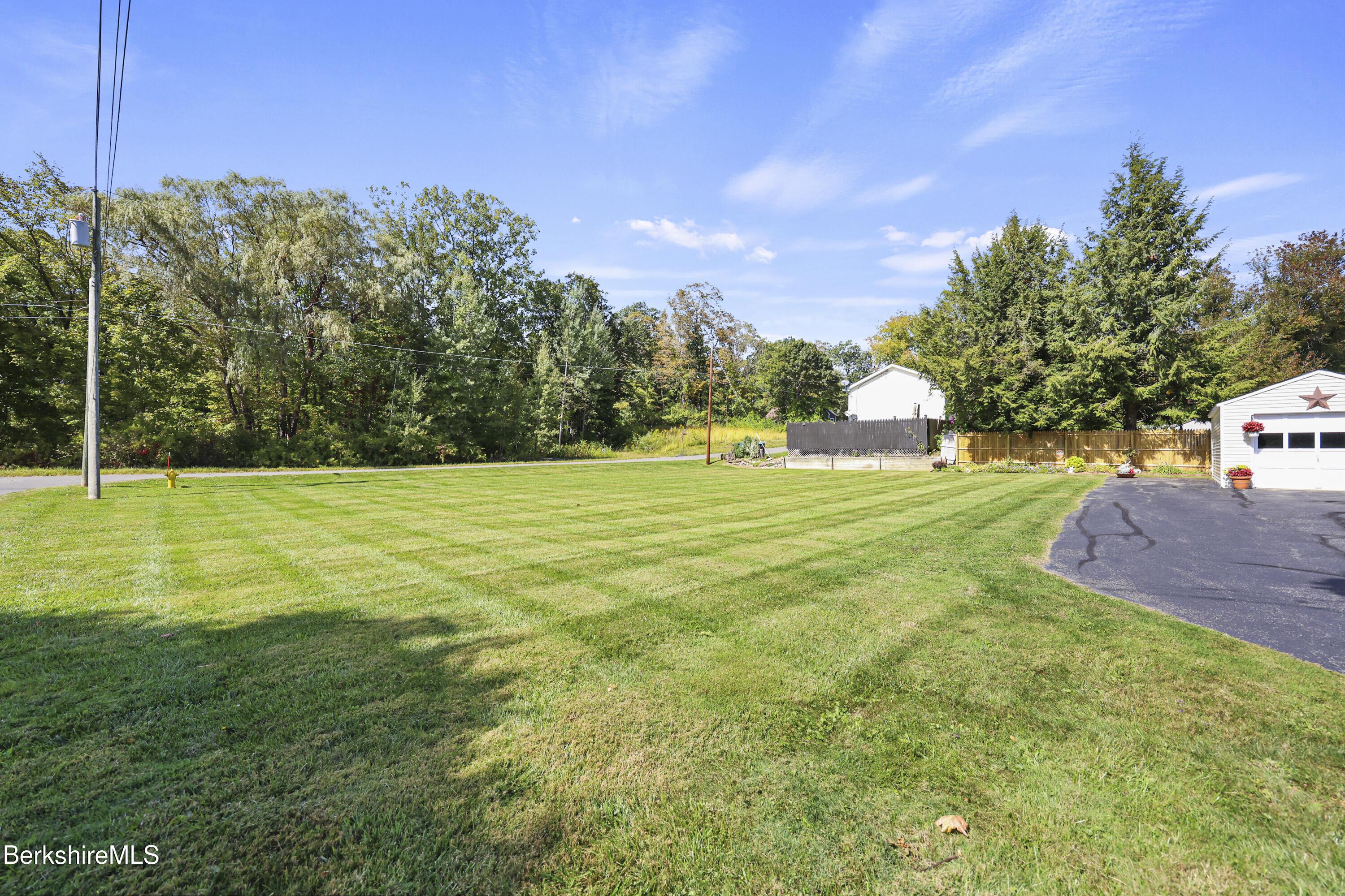 Image 2: Extra Building Lot Included