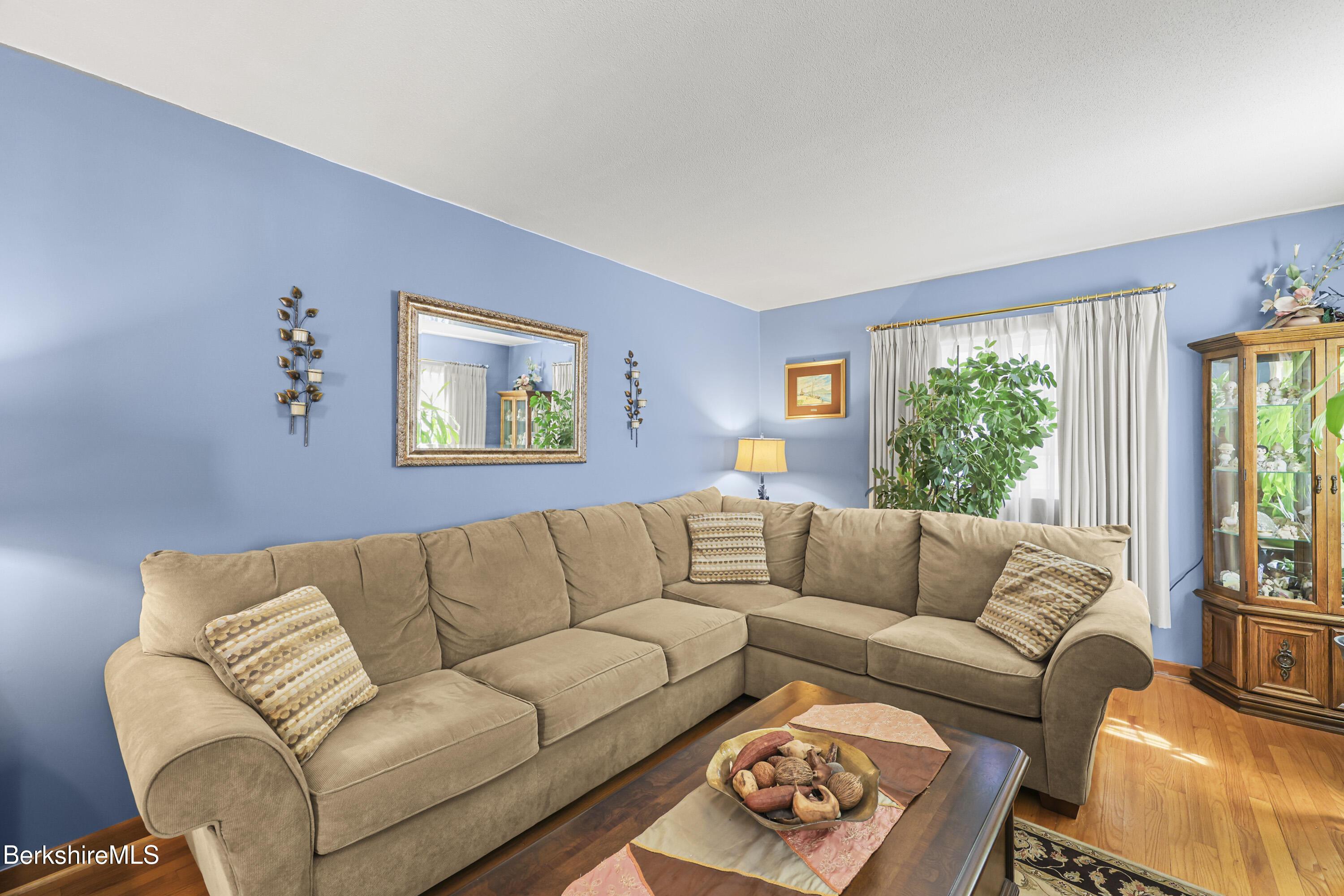 Image 4: 25 Living Room