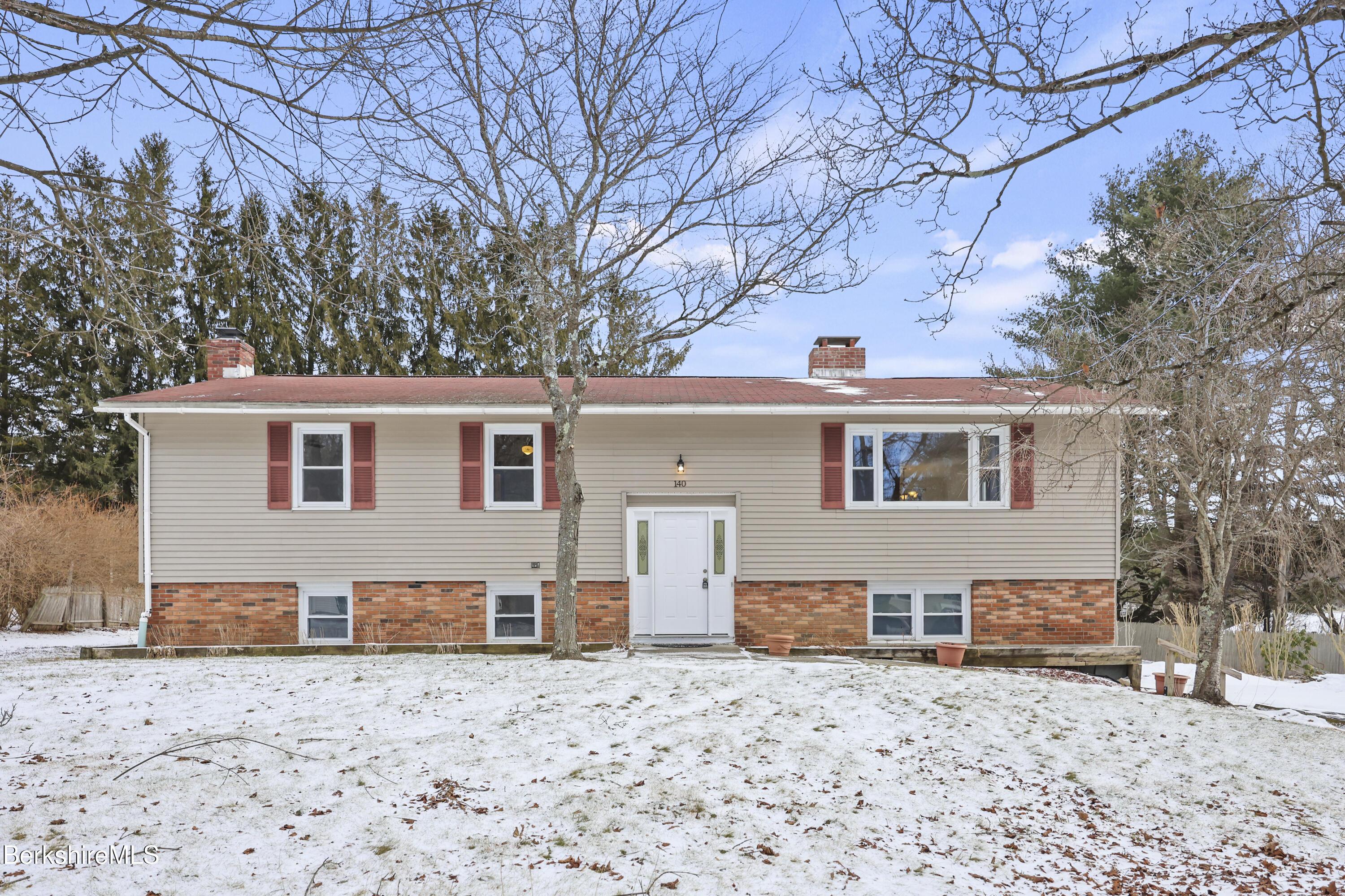 Image 1: 140 Theresa Terrace 10 Exterior Front