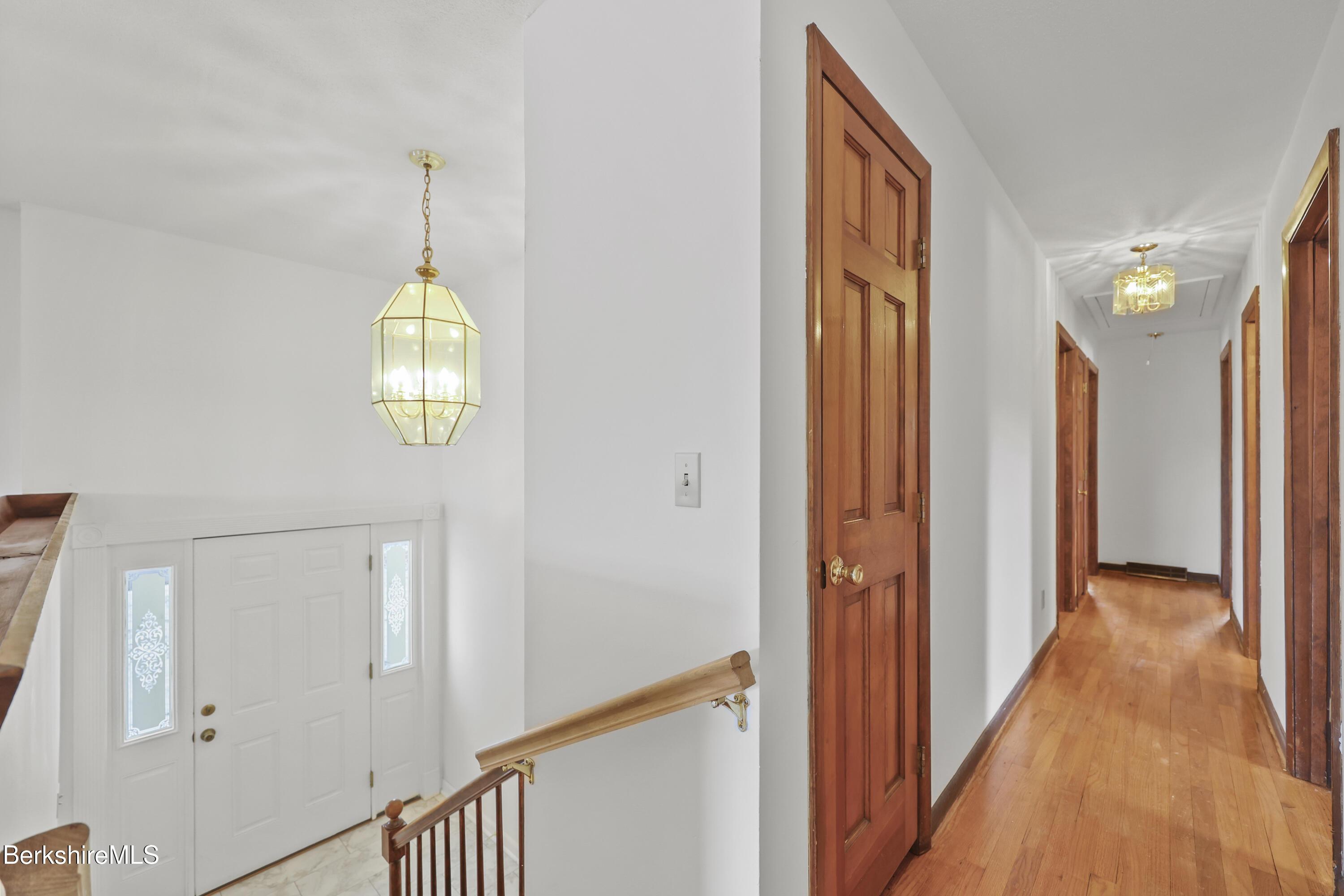 Image 3: 140 Theresa Terrace 25 Hallway