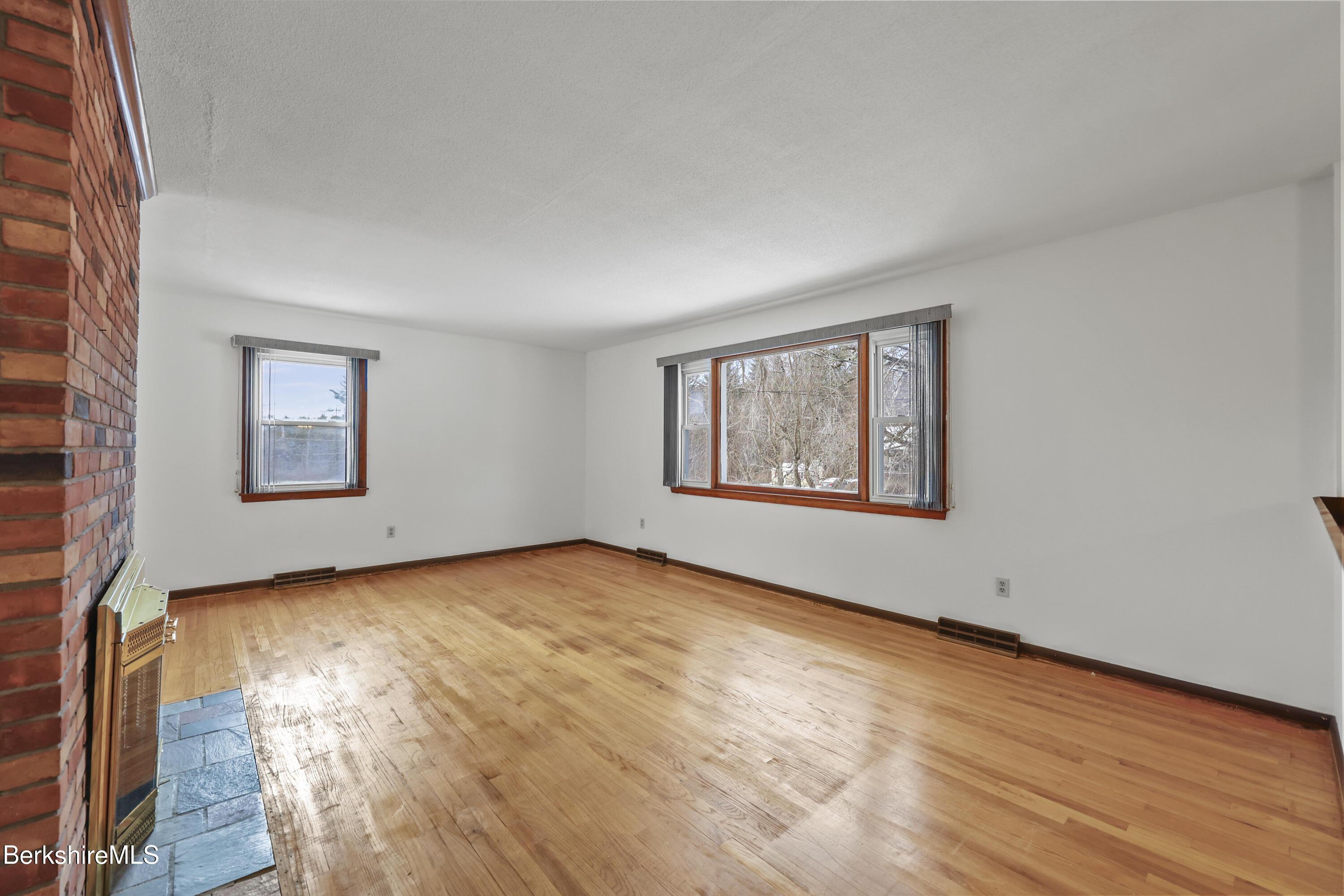 Image 4: 140 Theresa Terrace 30 Living Room