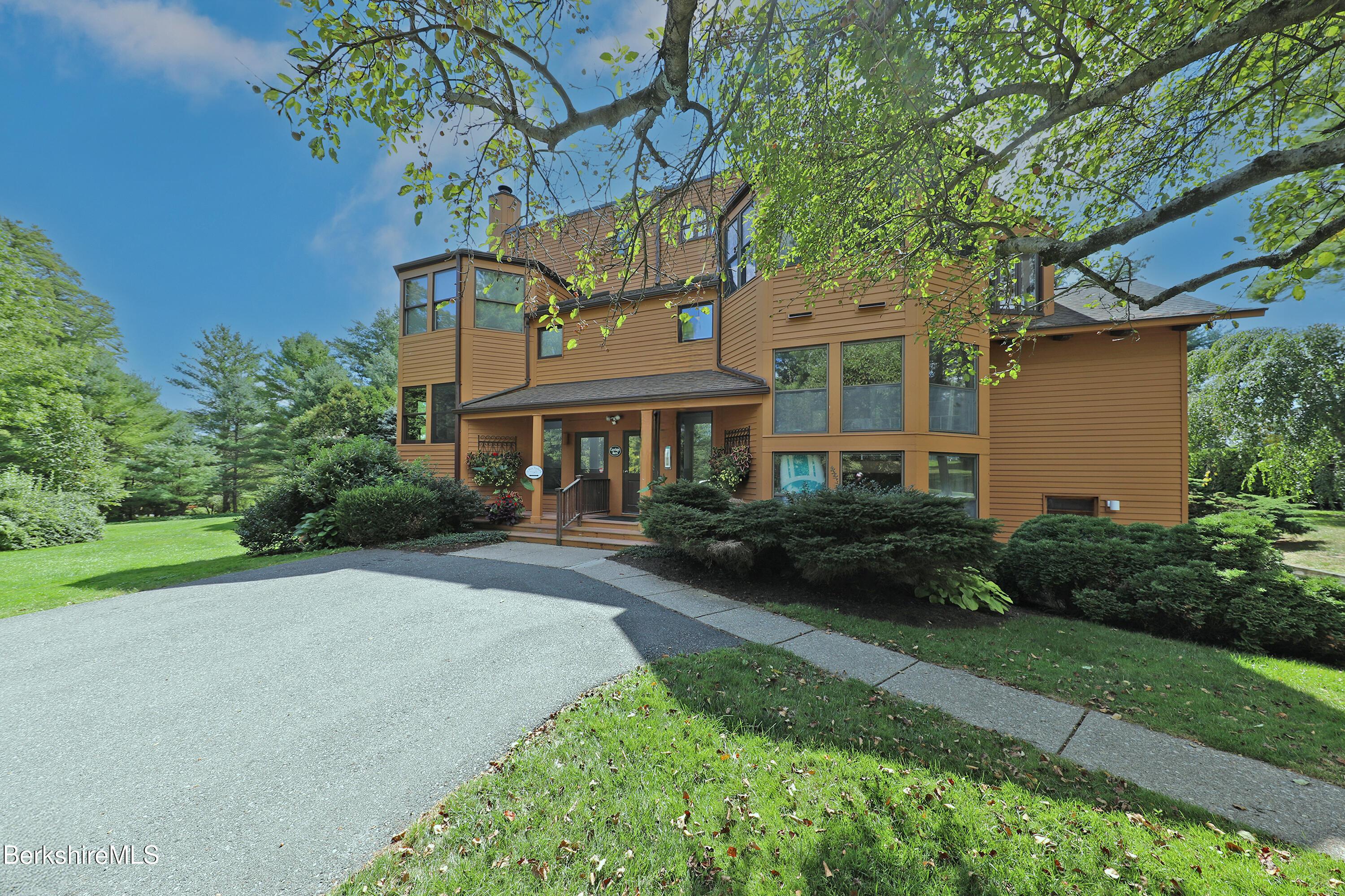 Image 2: East Carriage Barn entrance
