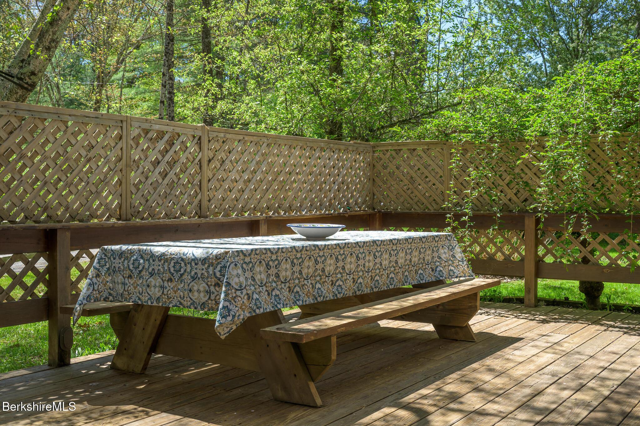 Image 4: Private entertaining deck