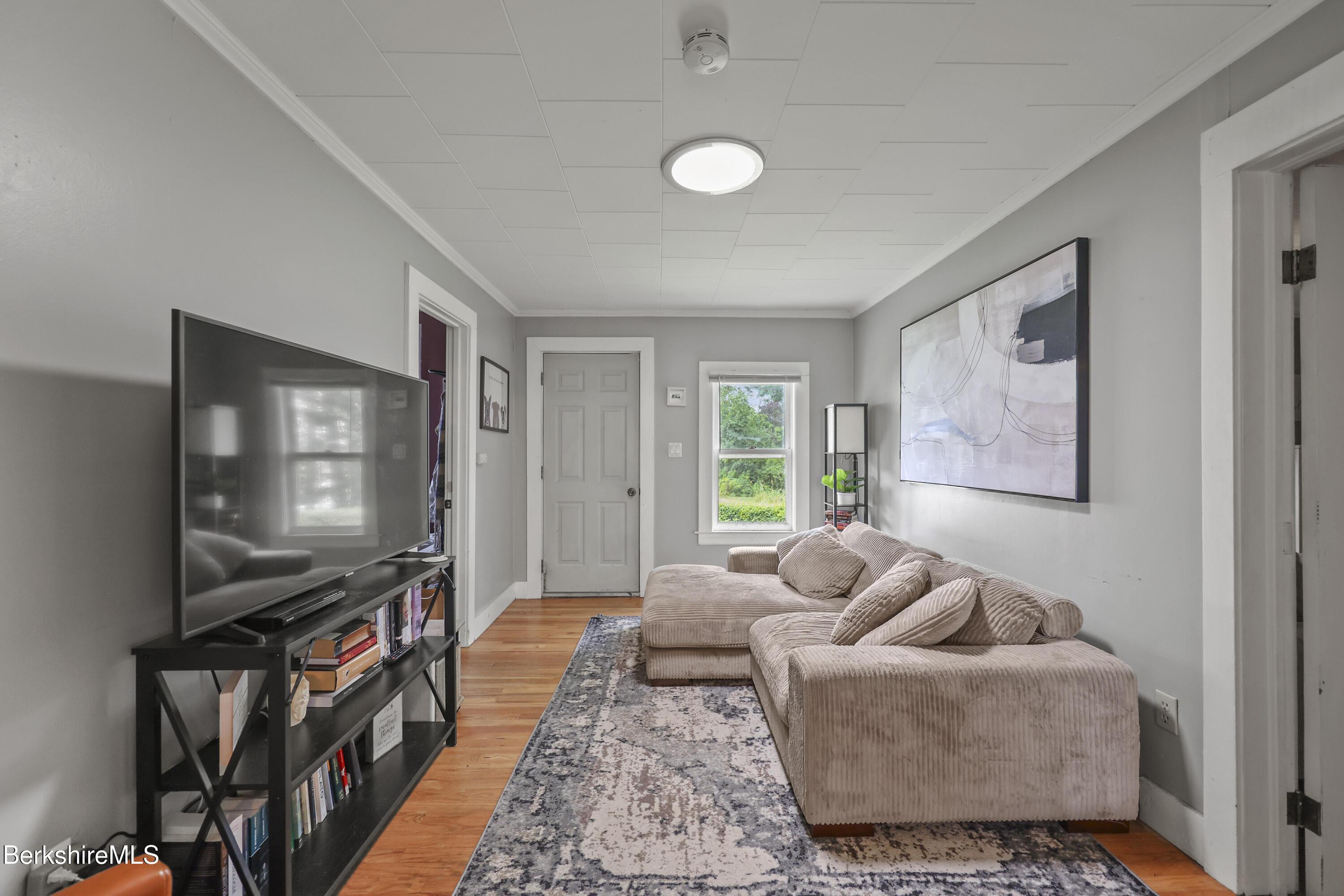 Image 4: 20 Living Room