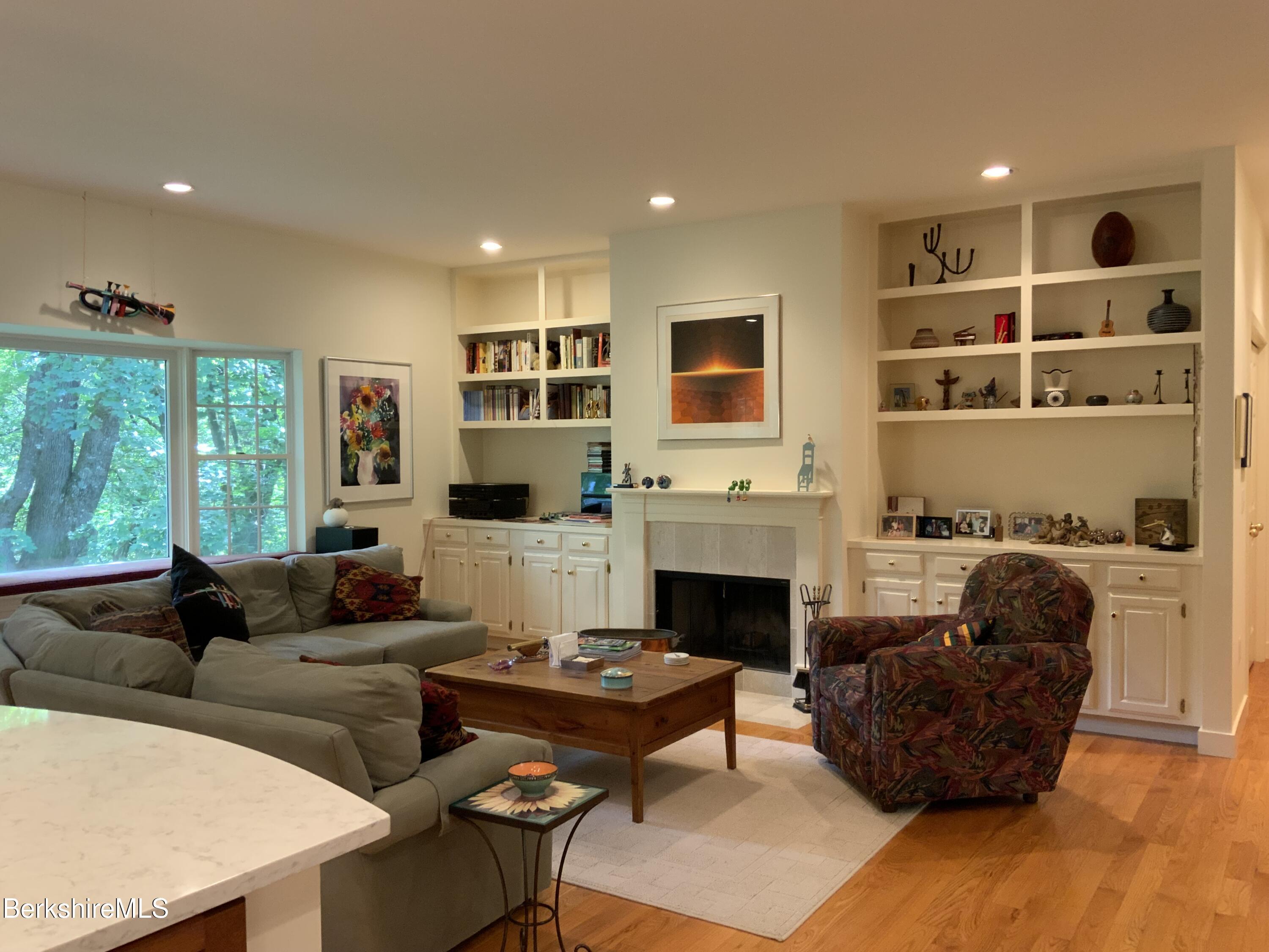 Image 3: Living Room