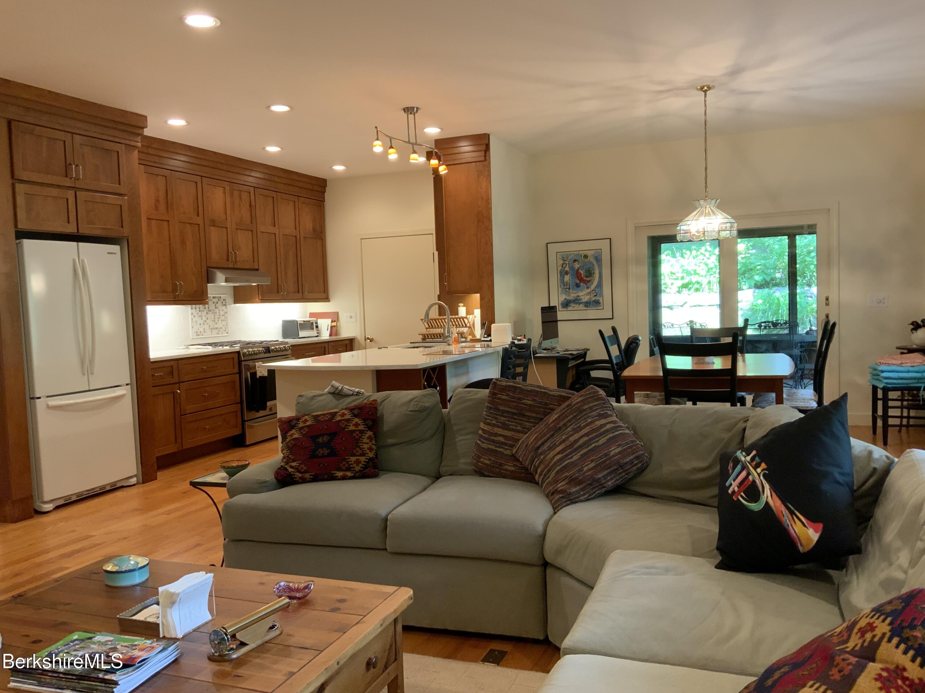 Image 4: Open Floor Plan