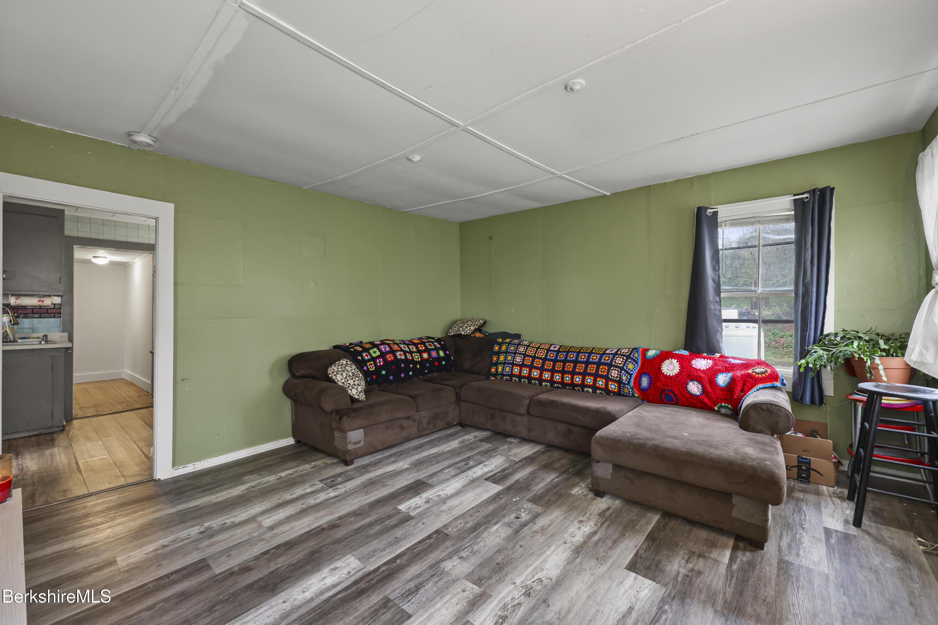 Image 3: Living Room