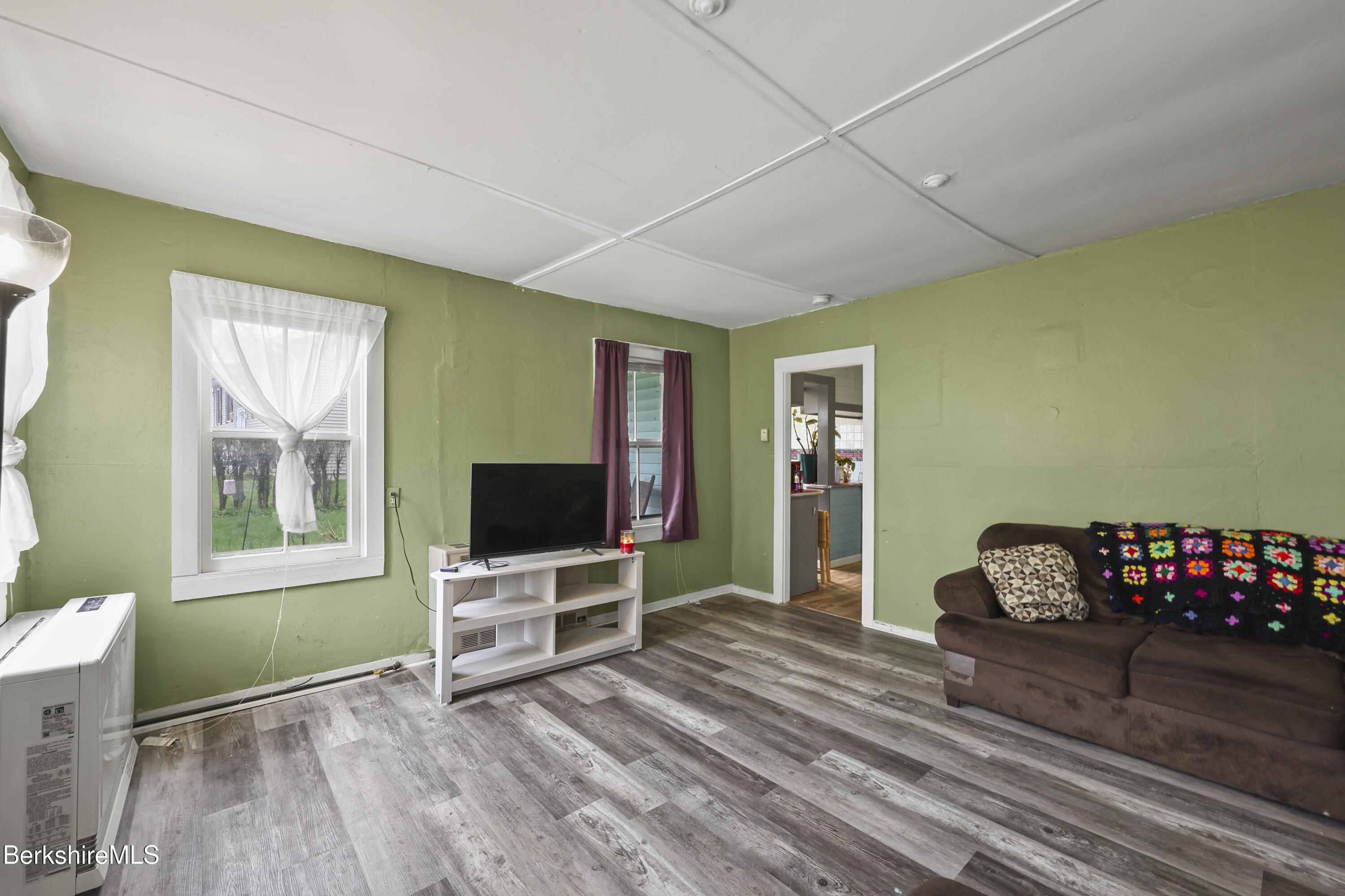 Image 4: Living Room