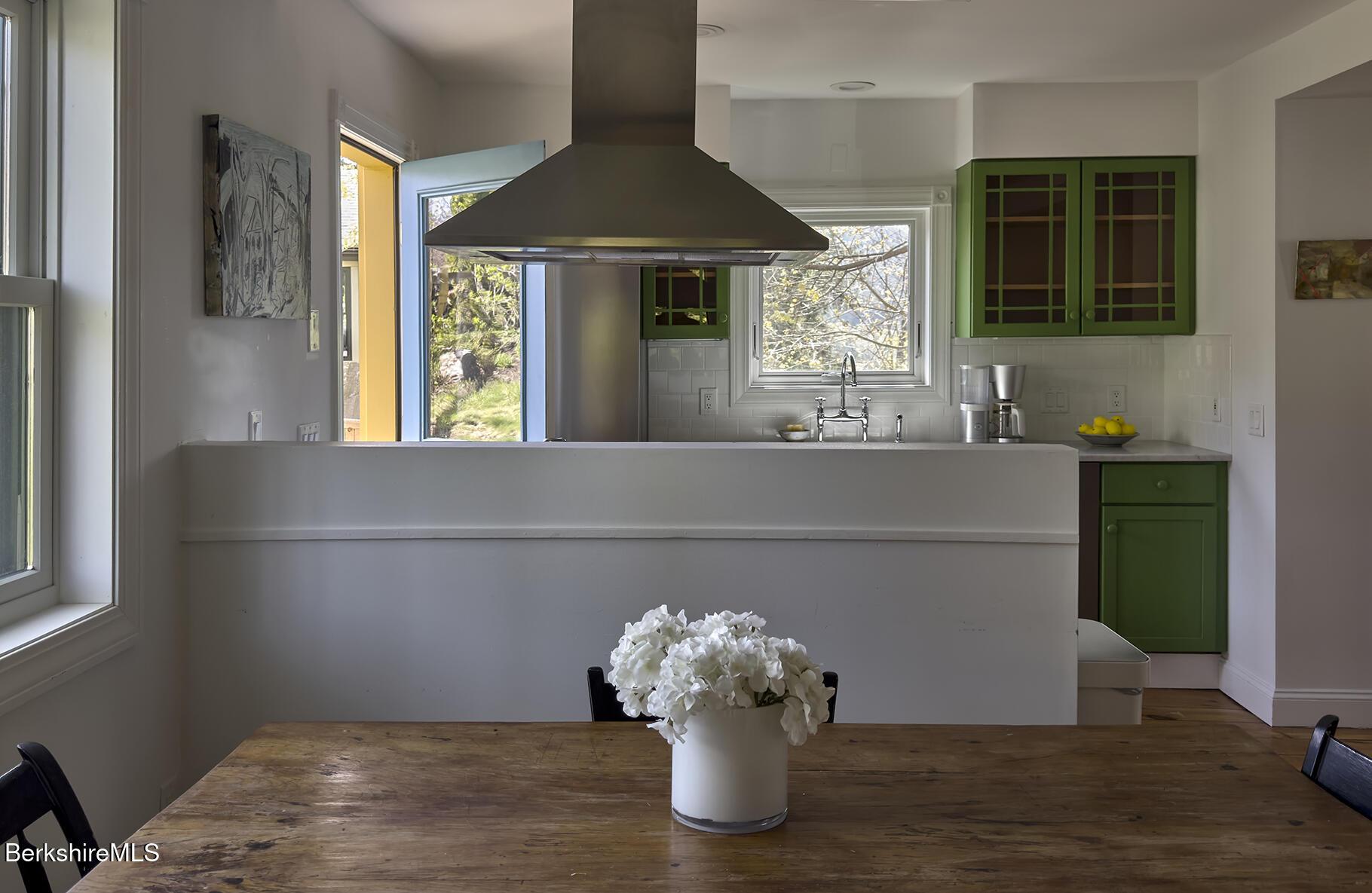 Image 3: Dining Kitchen