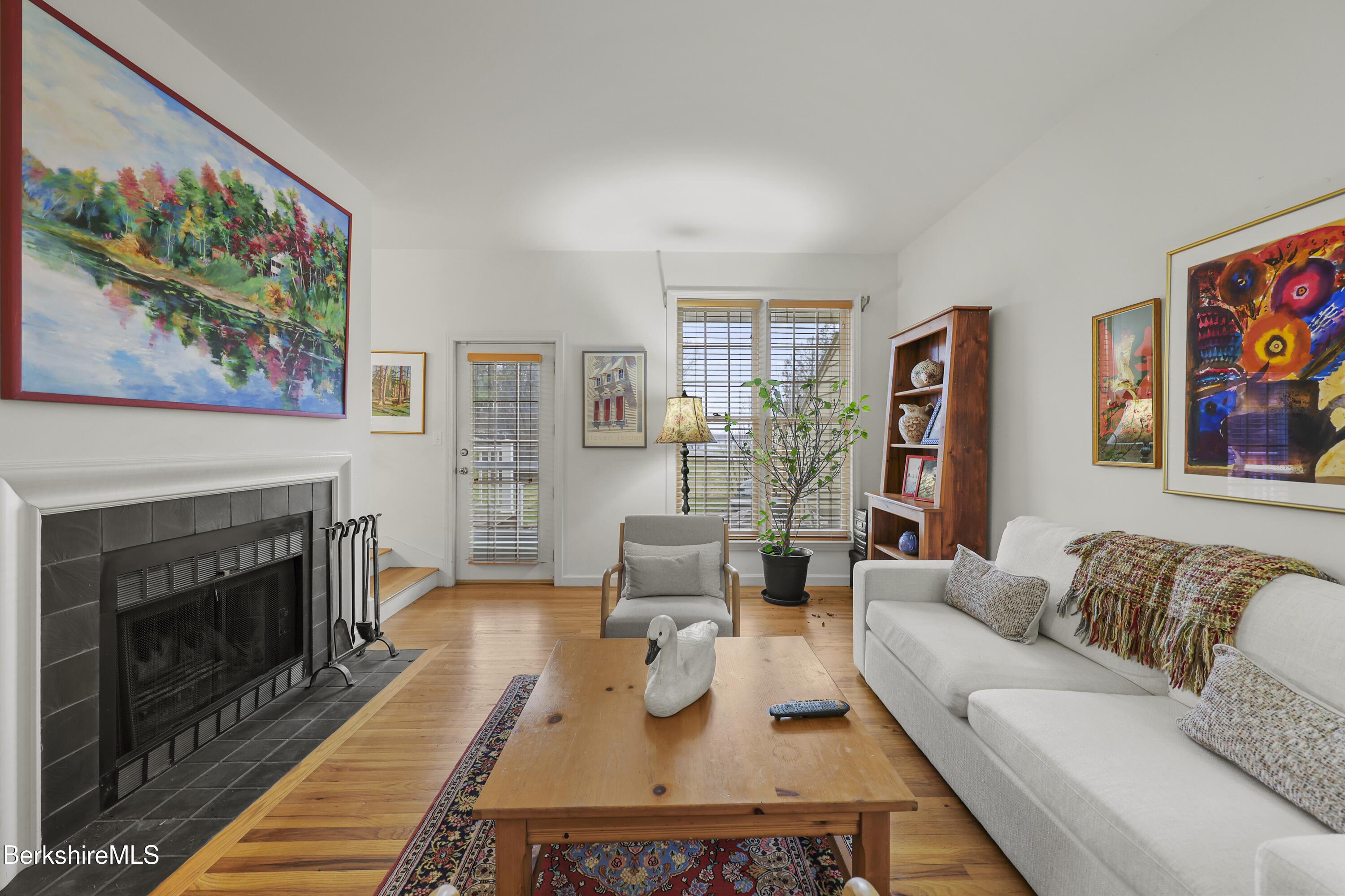 Image 4: 30 Living Room