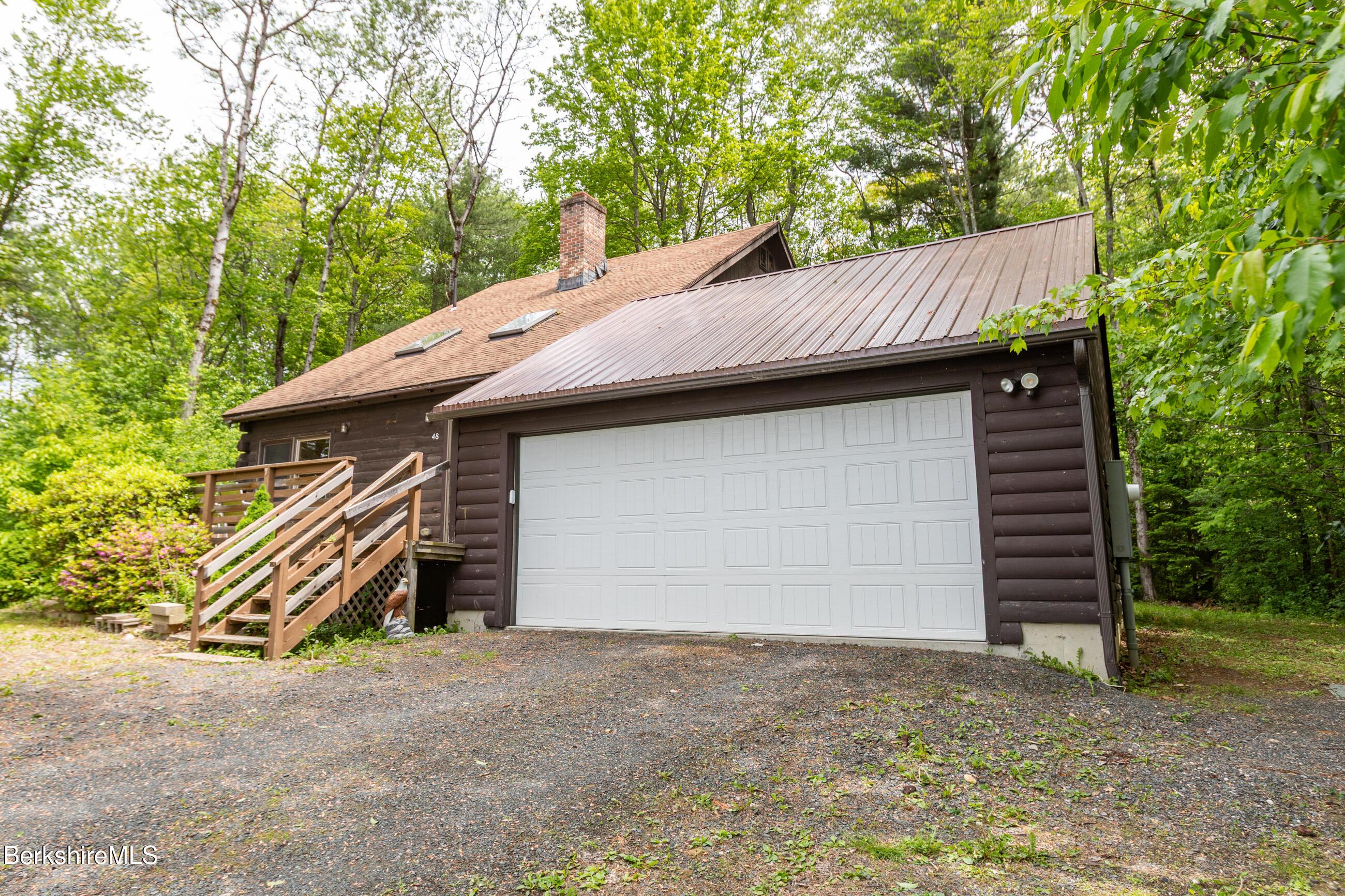 Image 3: Garage