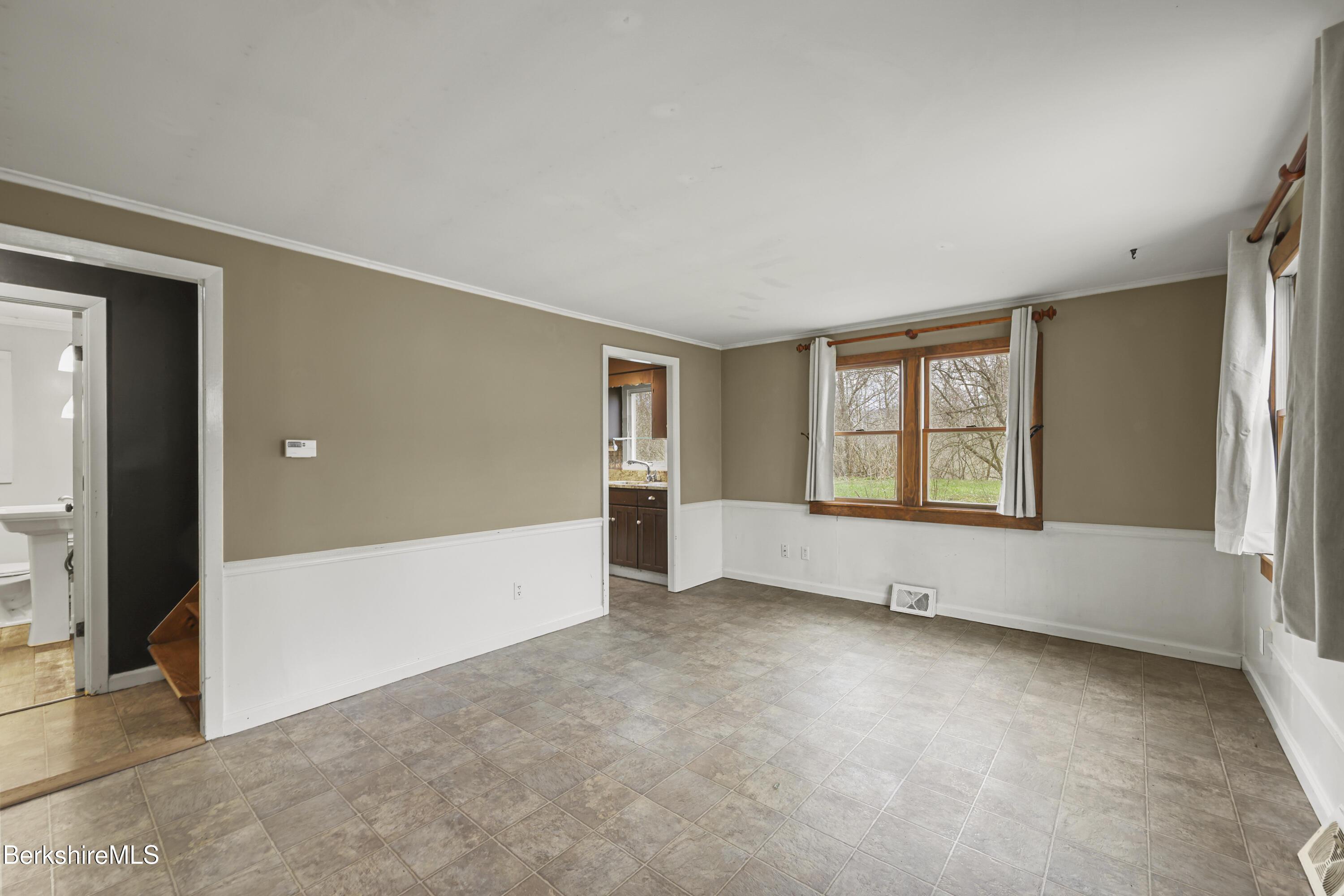 Image 3: 15 Living Room