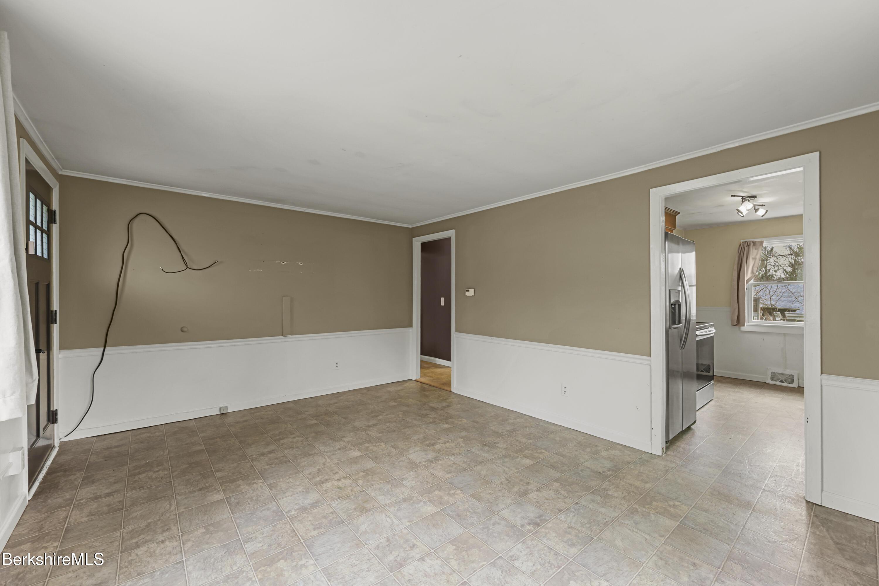 Image 4: 20 Living Room