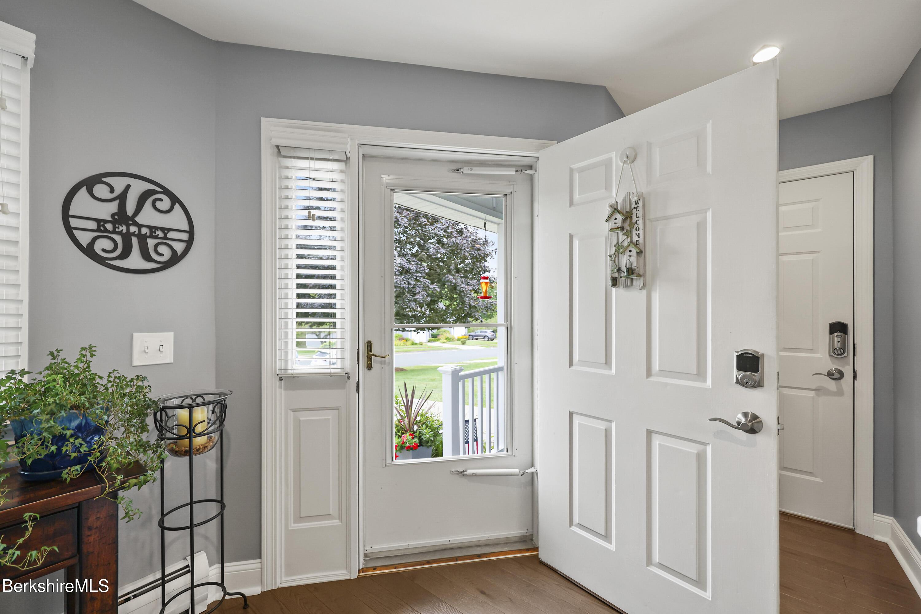 Image 4: 20 Foyer