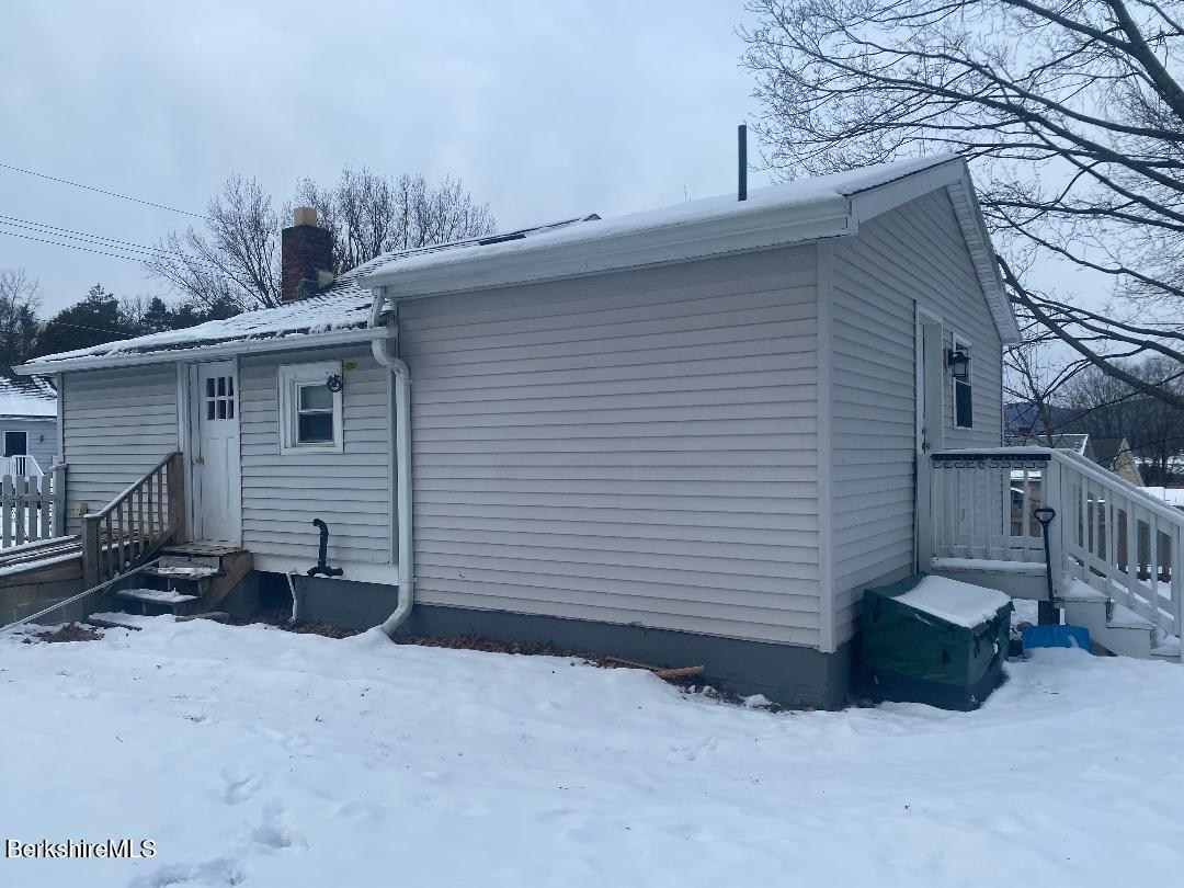 Image 2: 21 Sunset Side of house