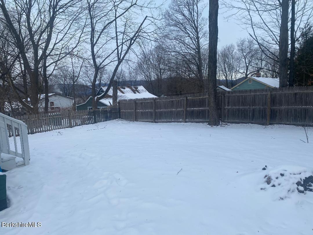 Image 3: 21 Sunset Back Yard