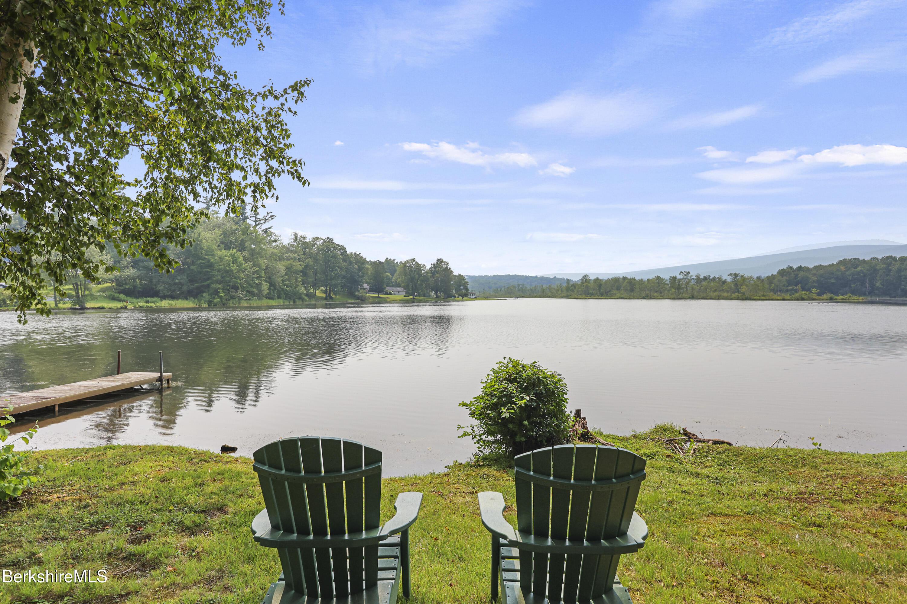 Image 3: Lakefront Nature's Cove