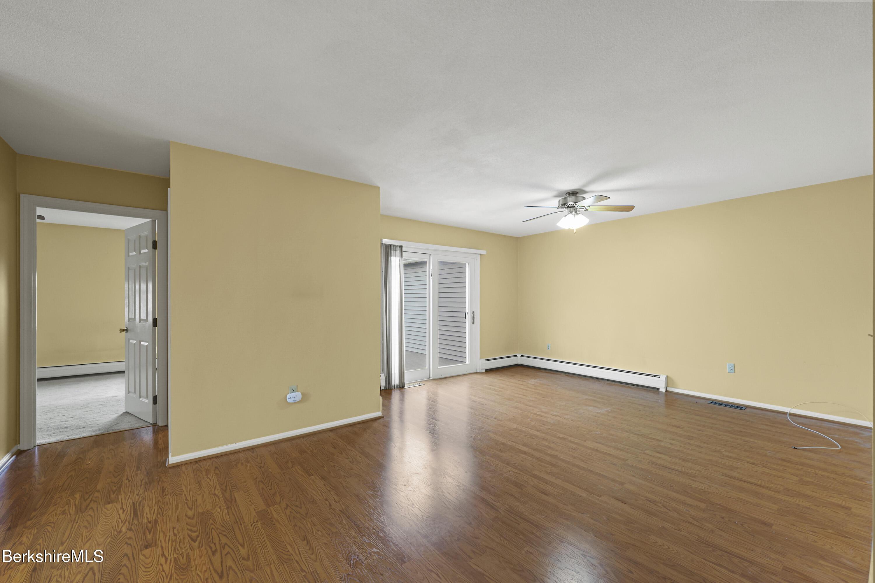 Image 4: 20 Living Room