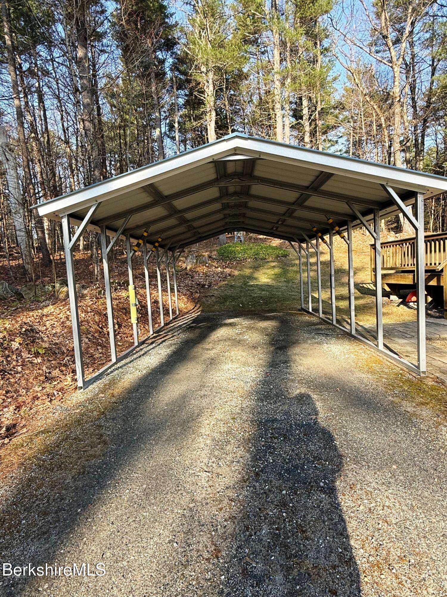 Image 3: carport included