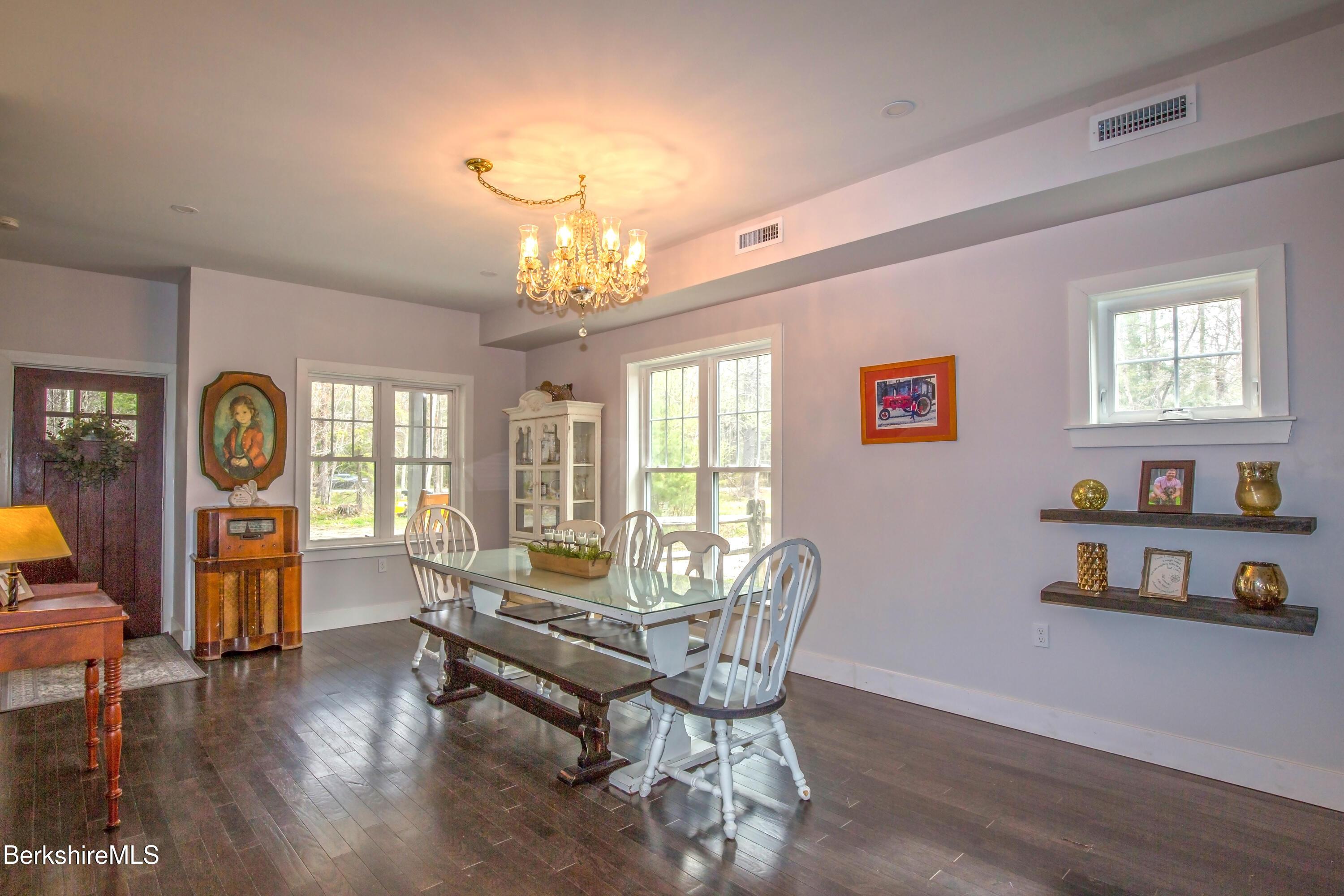 Image 3: Dining Area