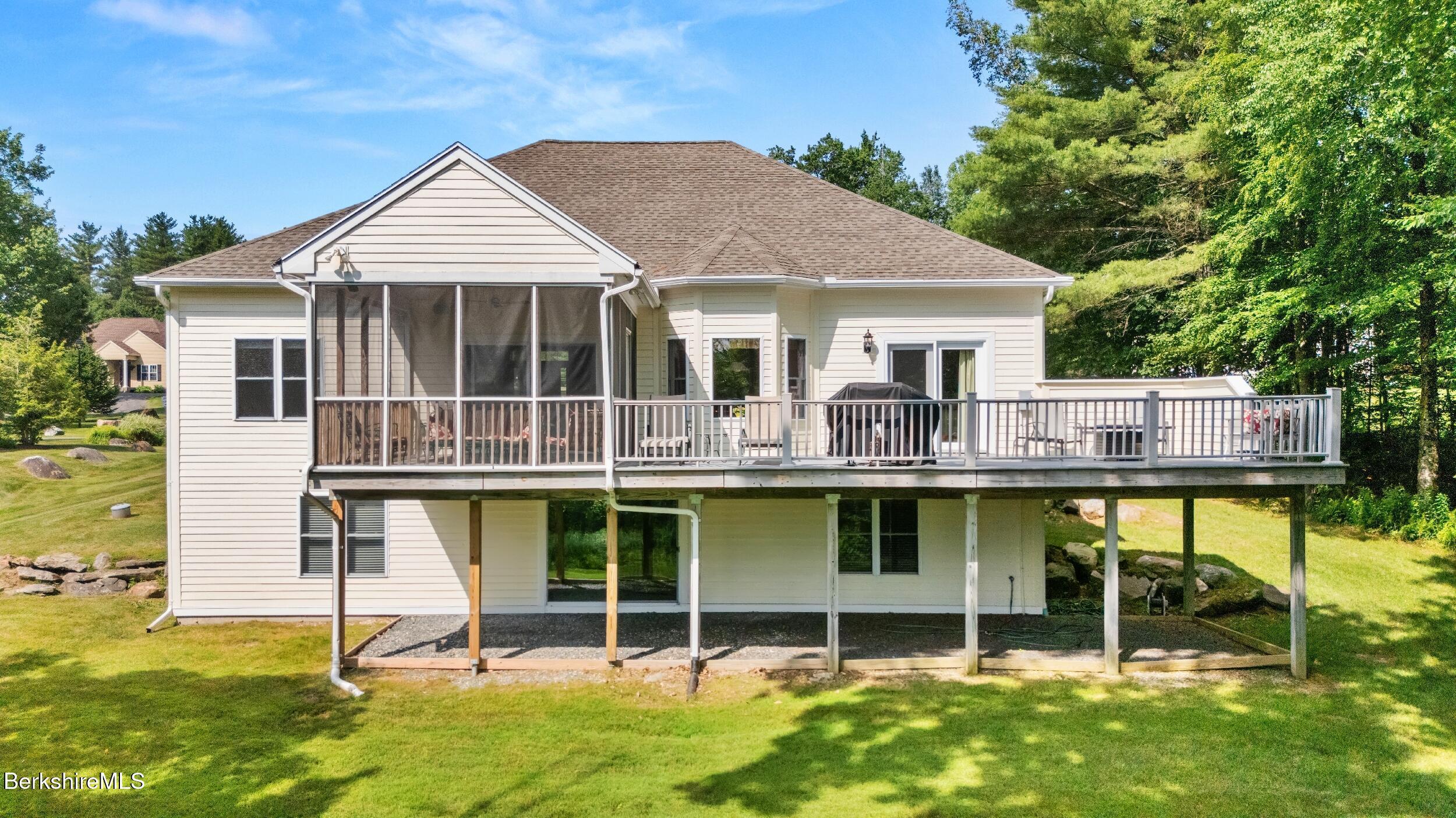 Image 4: Exterior Rear Deck