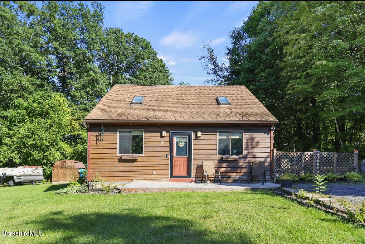 Image 3: Beautiful cedar siding
