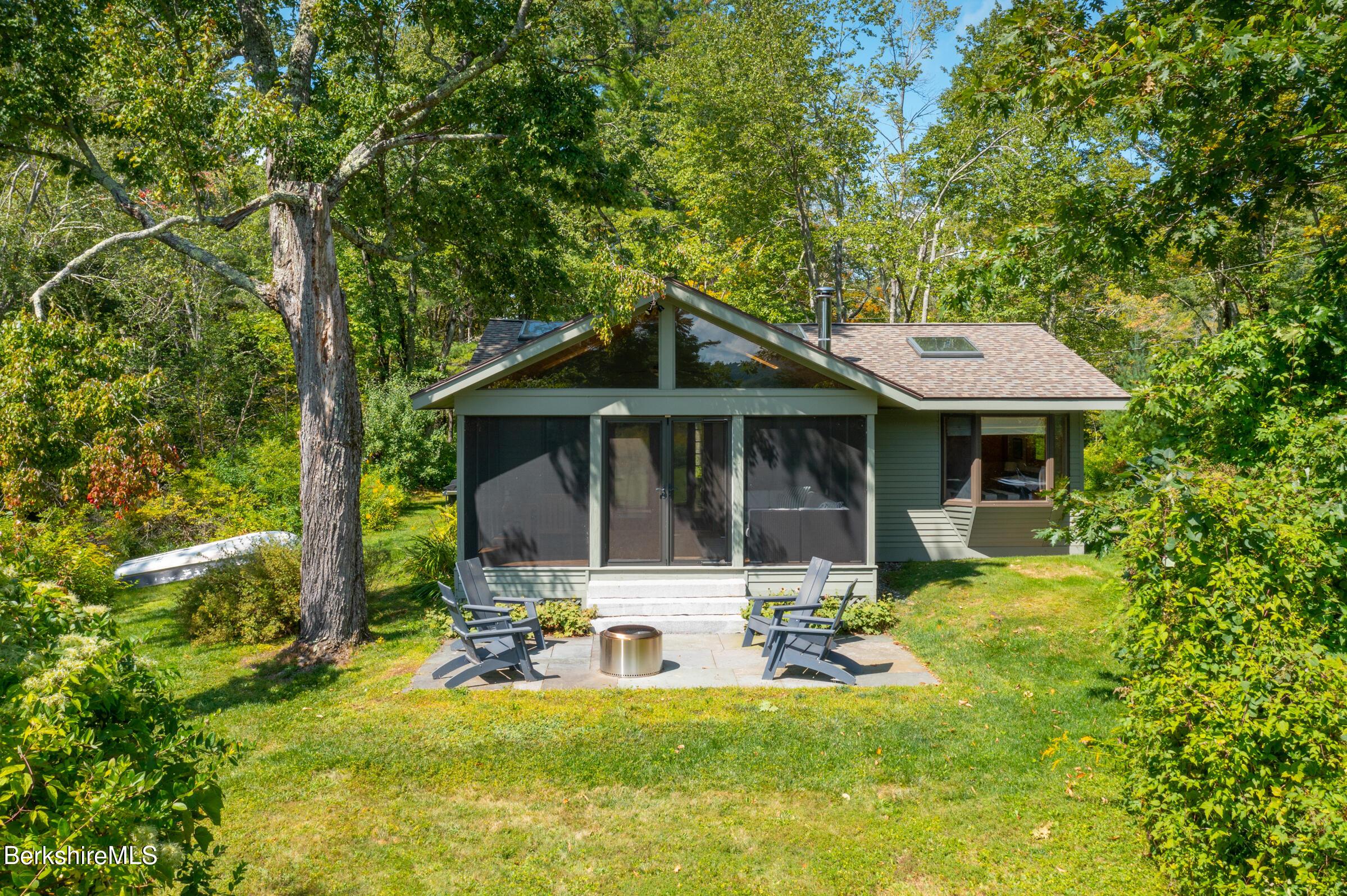 Image 4: SCREENED PORCH