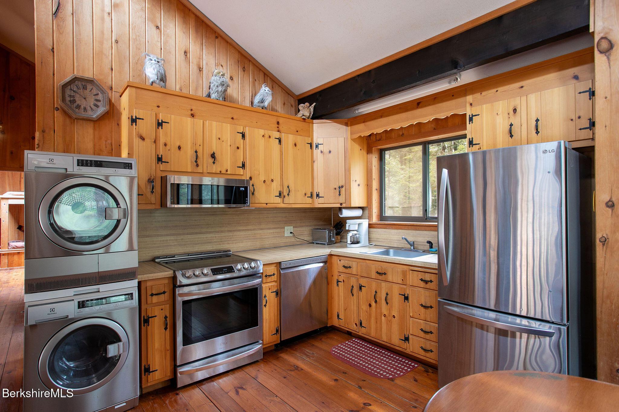 Image 4: kitchen