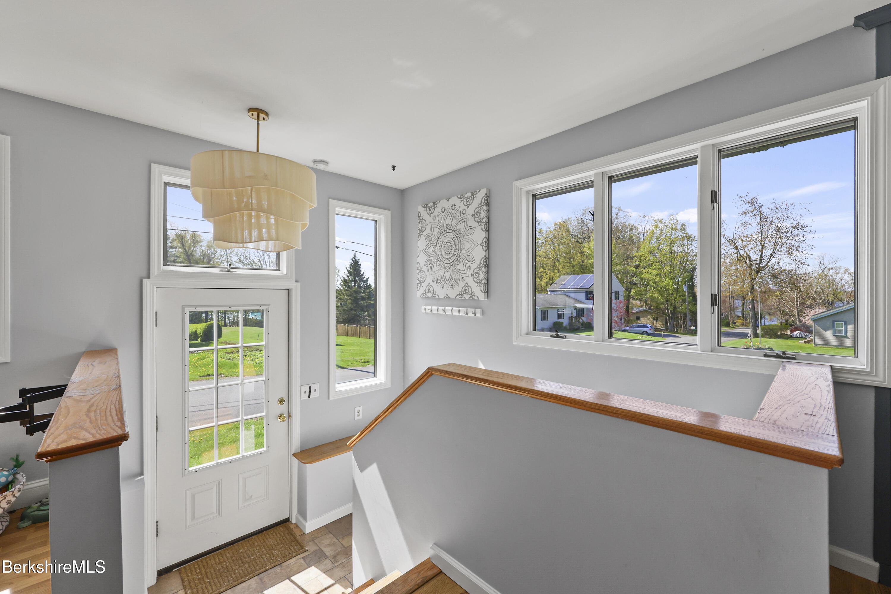 Image 4: Foyer