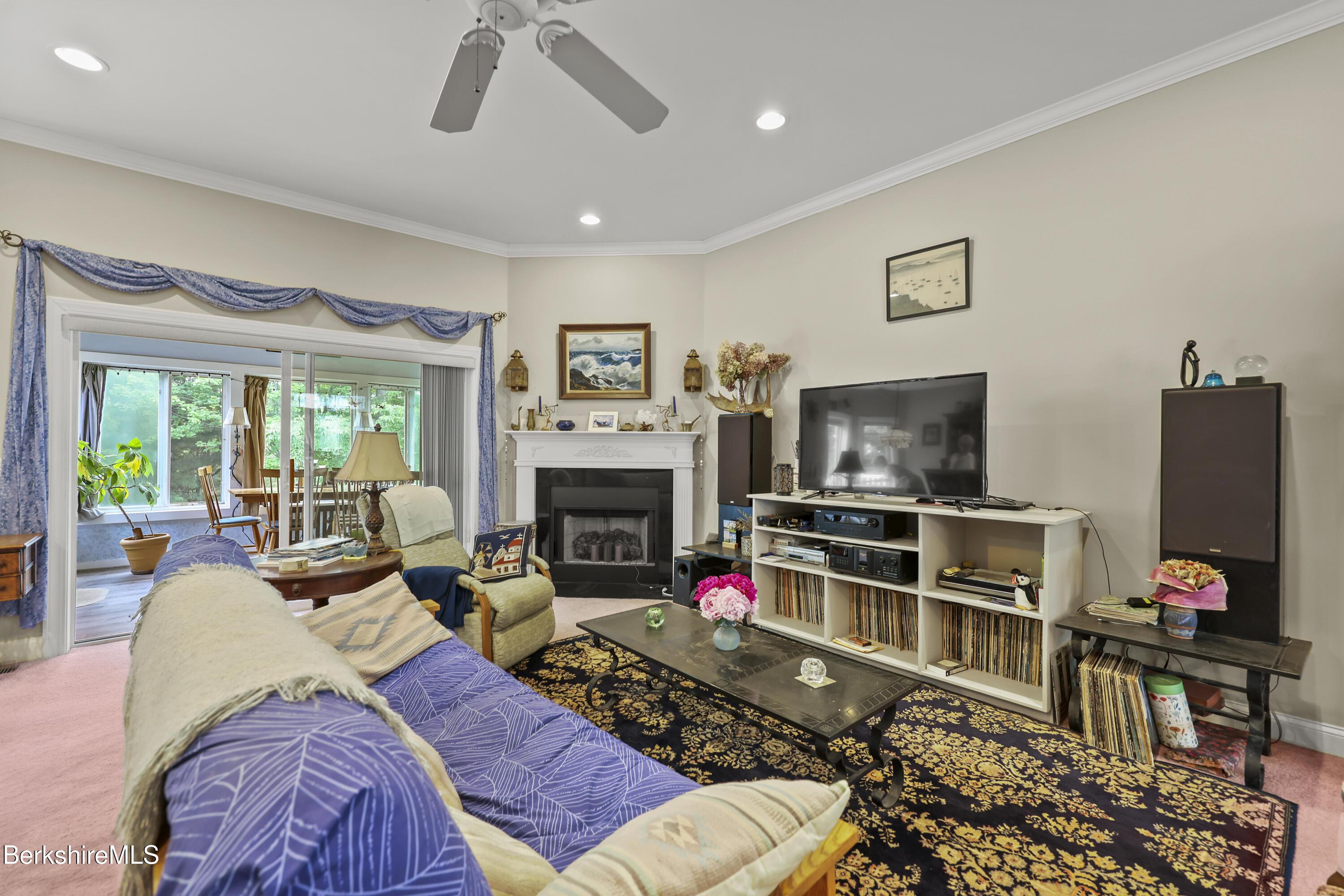 Image 4: Living Room