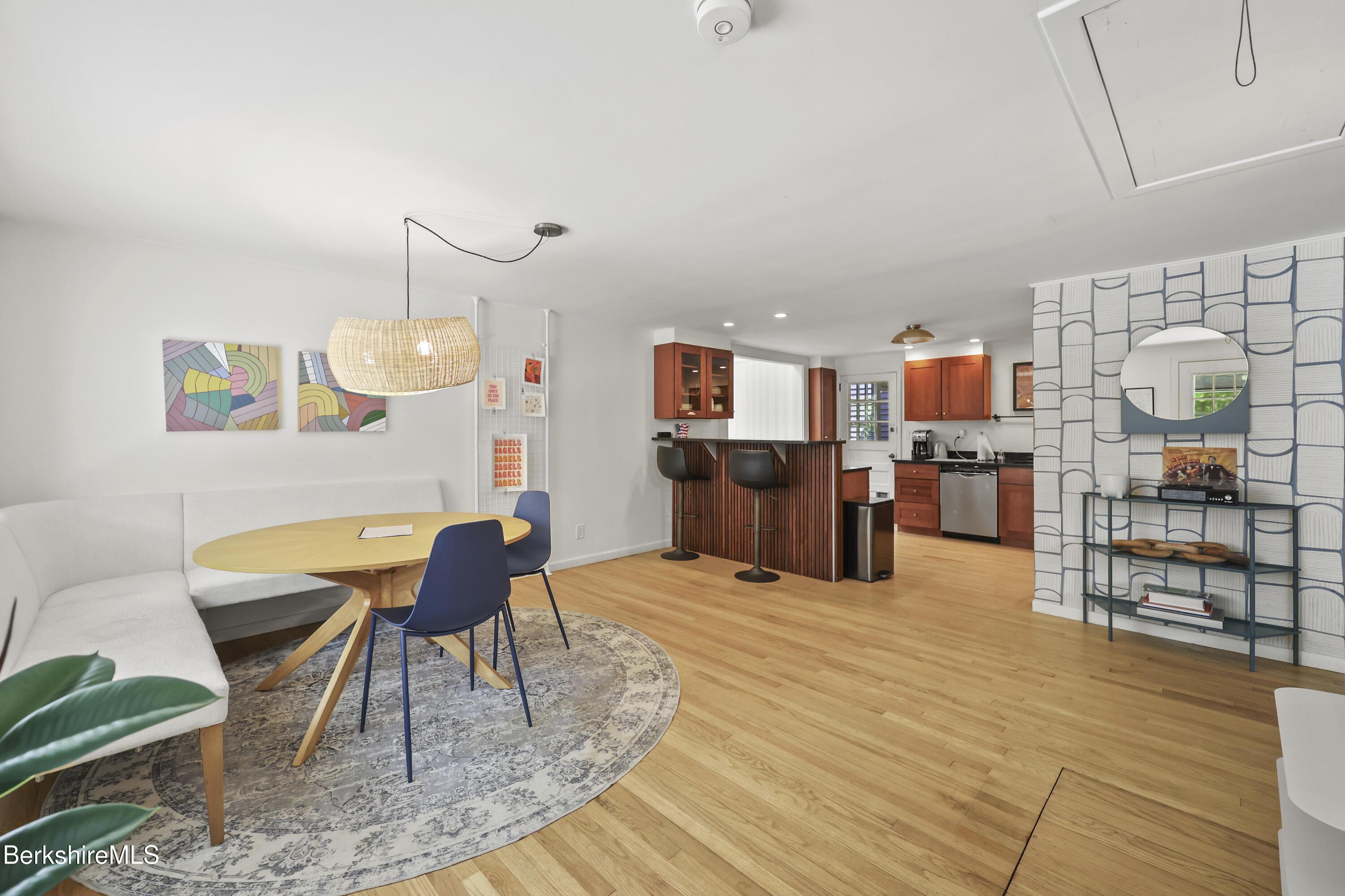Image 3: 15 Dining Room