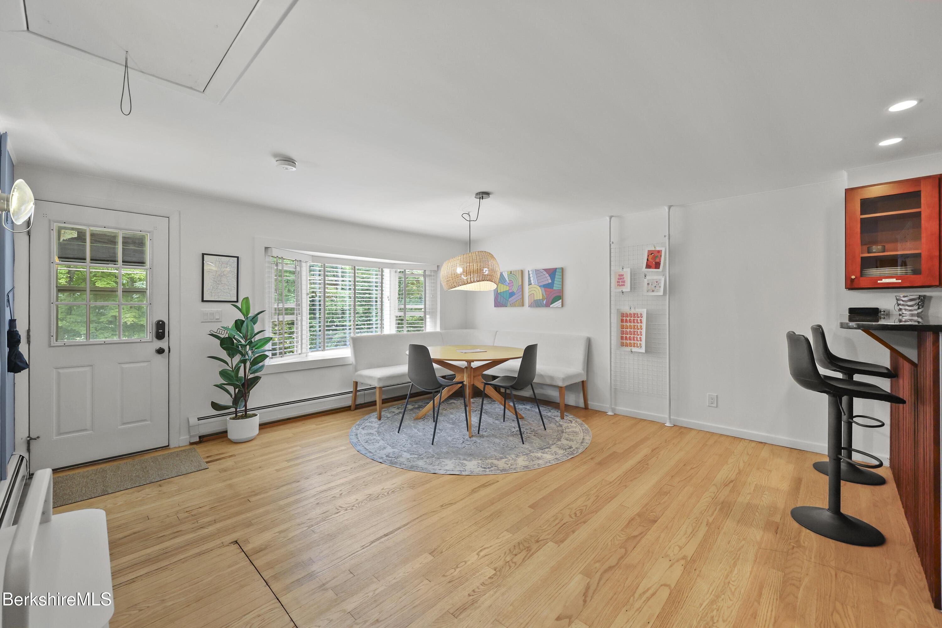 Image 4: 20 Dining Room