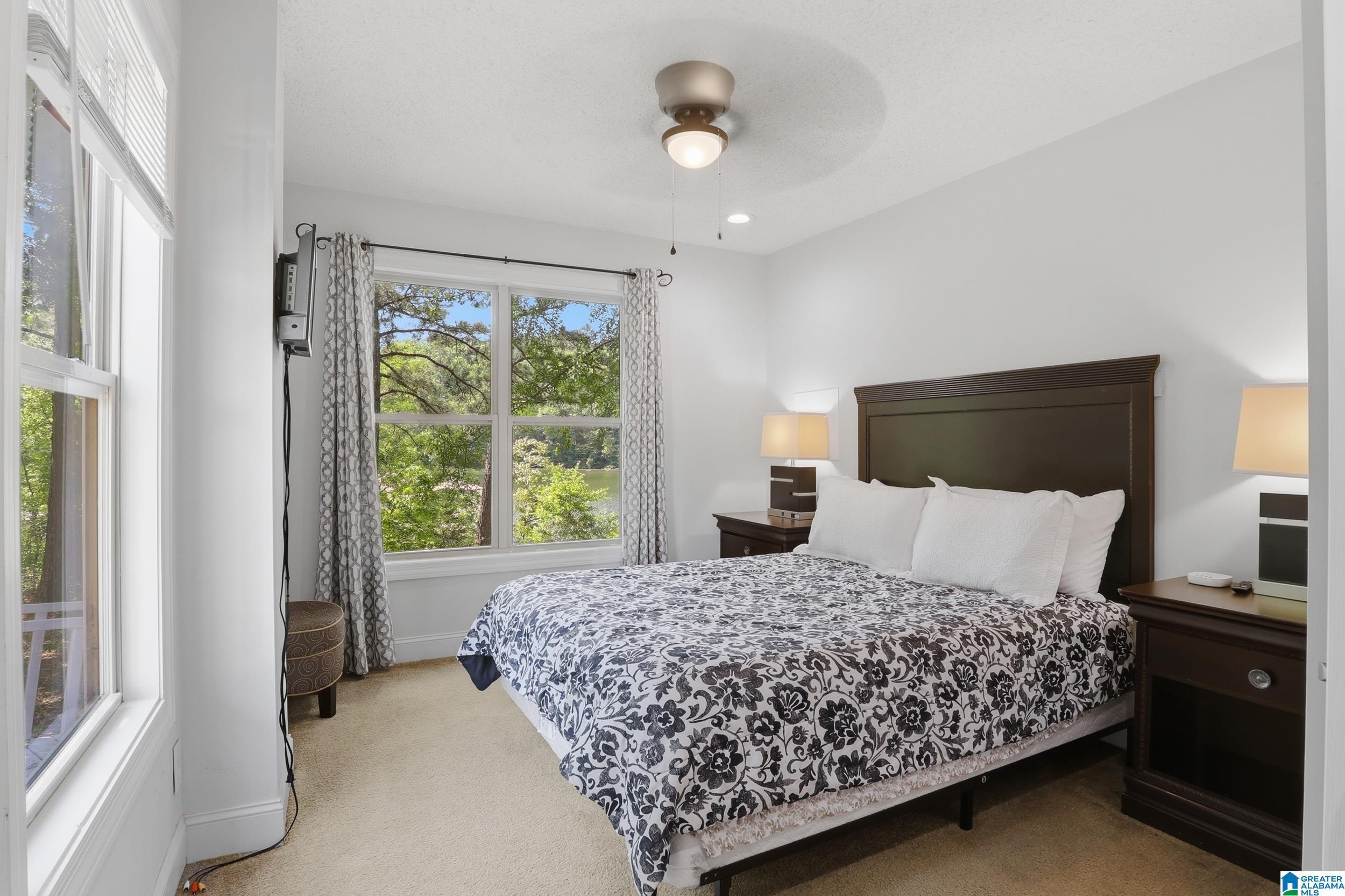 Image 4: Bedroom