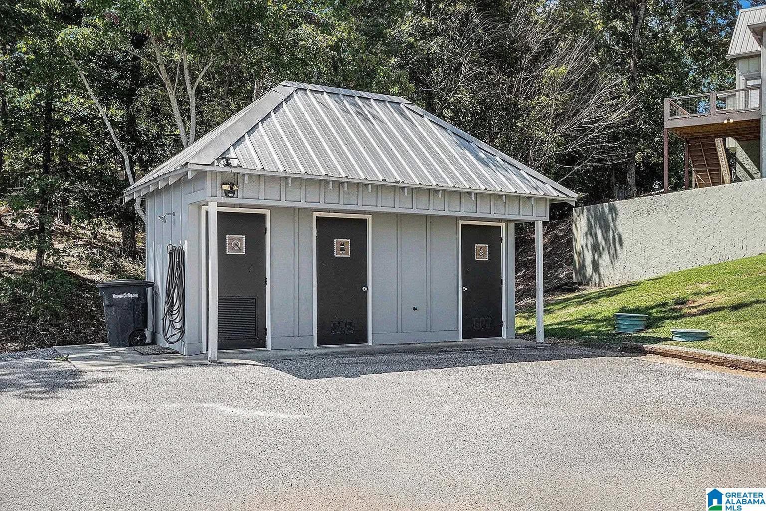 Image 4: Garage