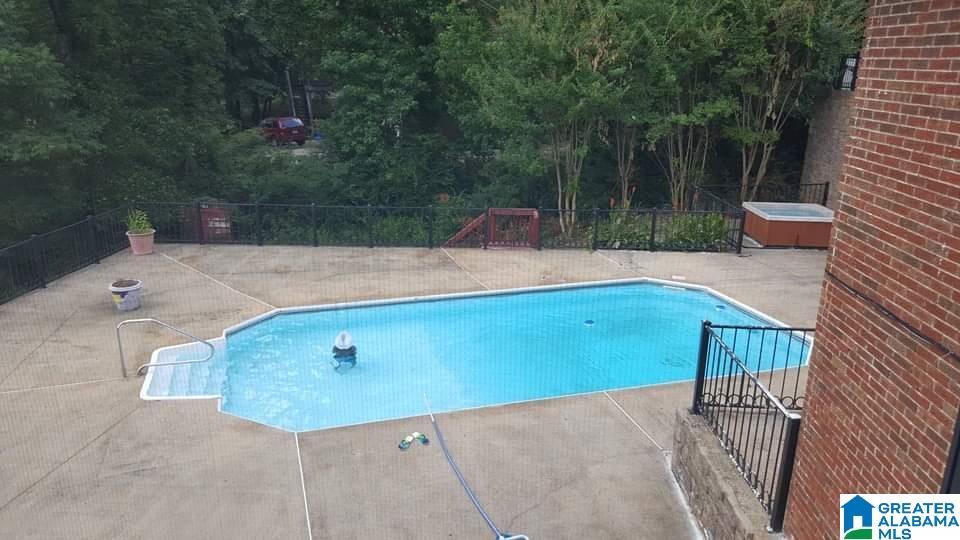 Image 3: hot tube and pool area