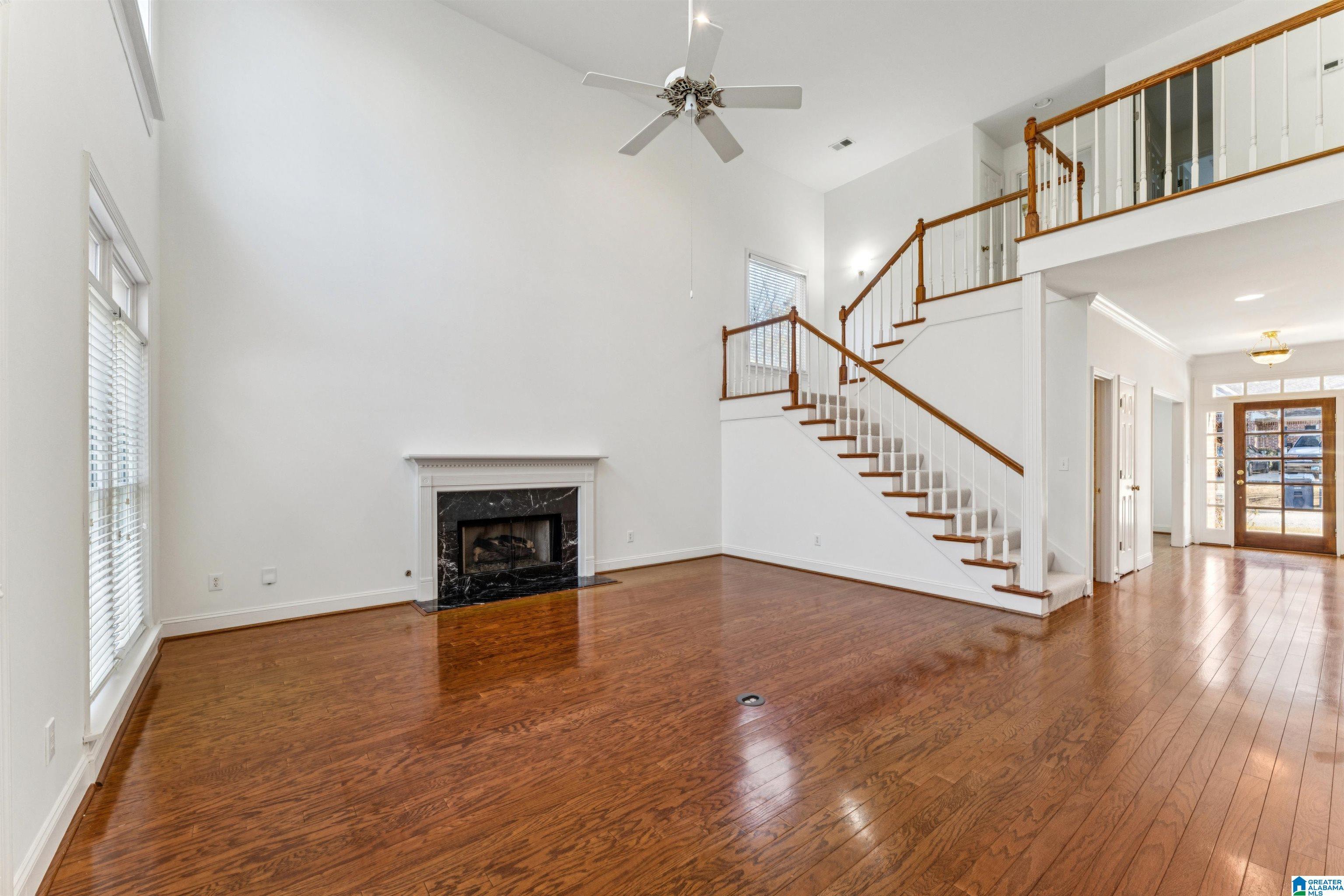 Image 3: Spacious 2 Story Family Rm