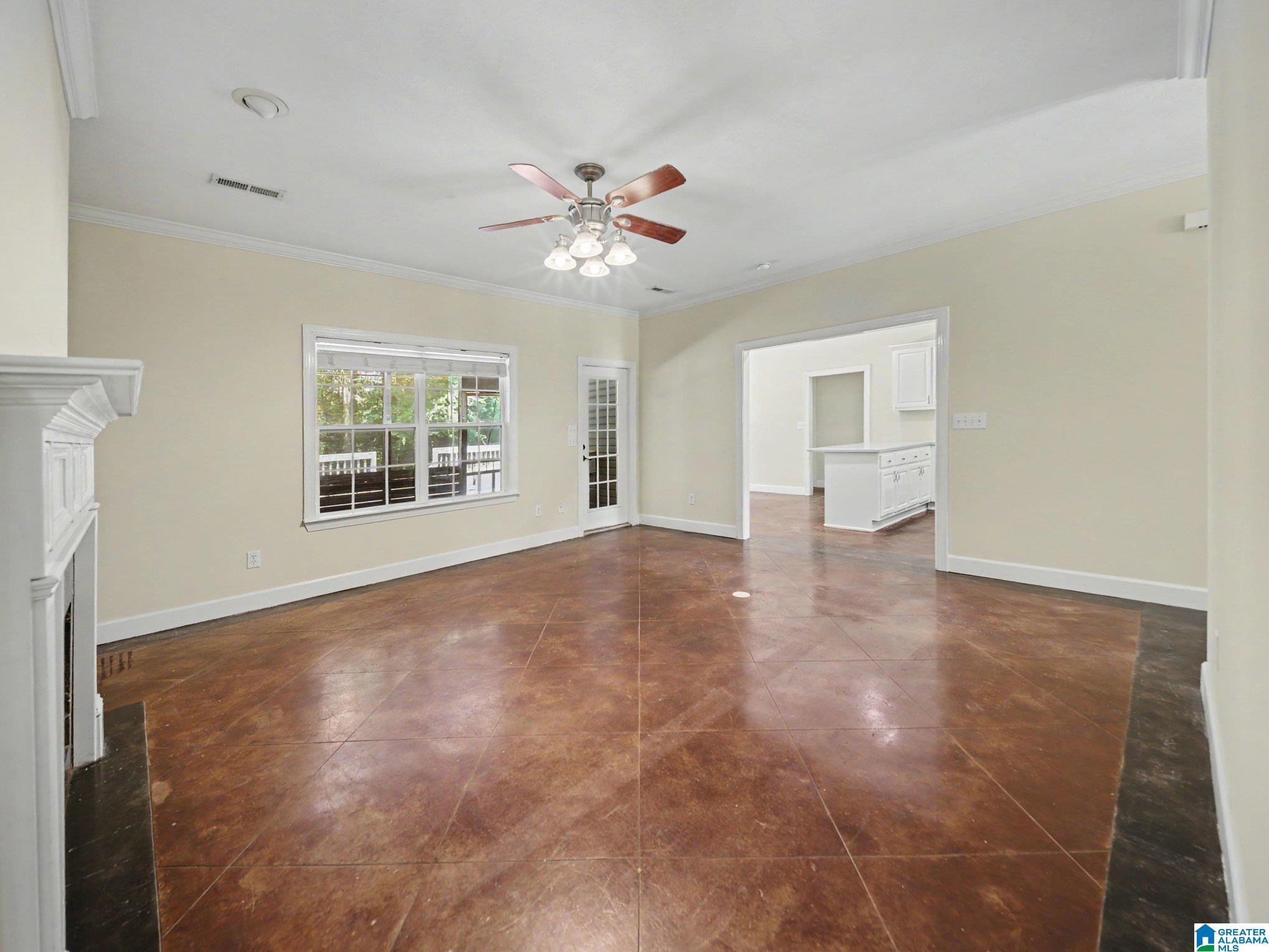 Image 4: Living Room
