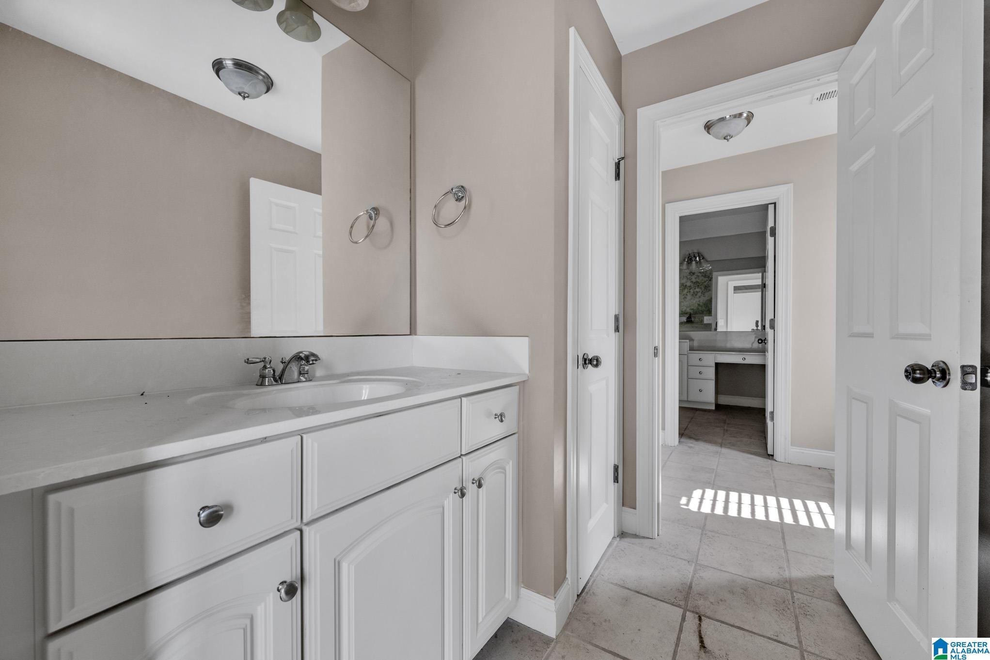 Image 4: Bathroom