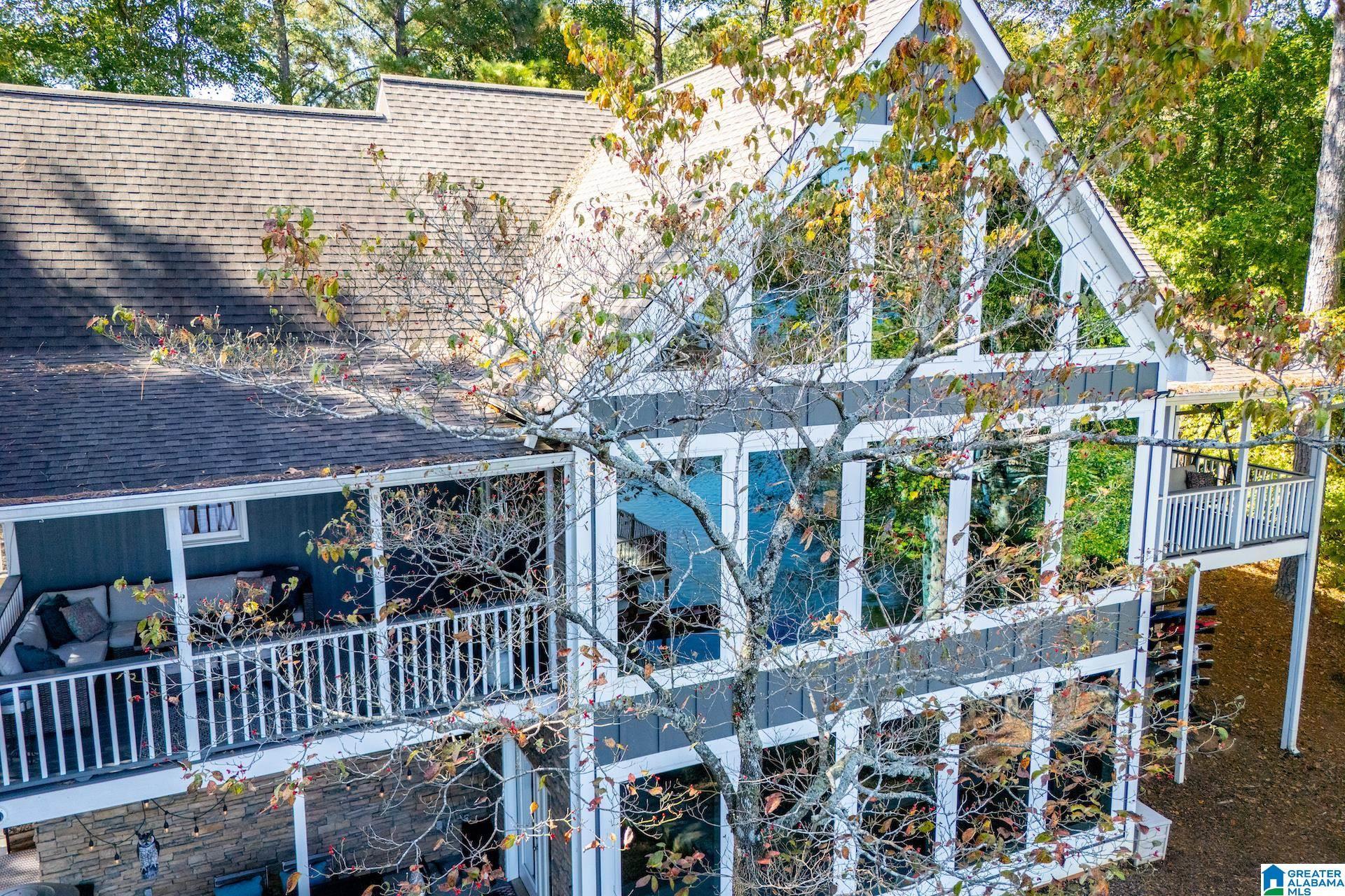 Image 3: ABUNDANCE OF WINDOWS, AWESOME LAKE VIEWS