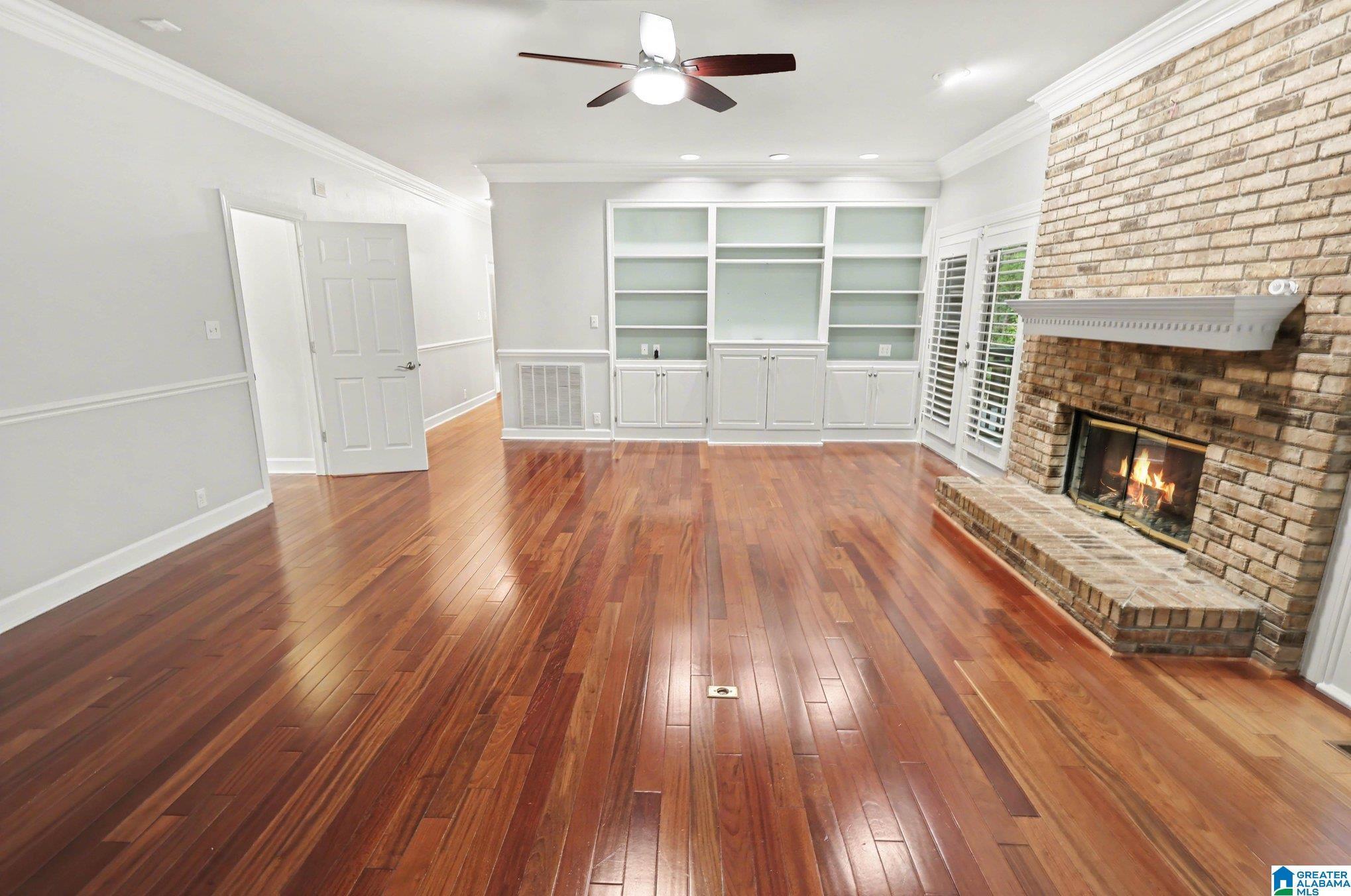 Image 4: Living Room