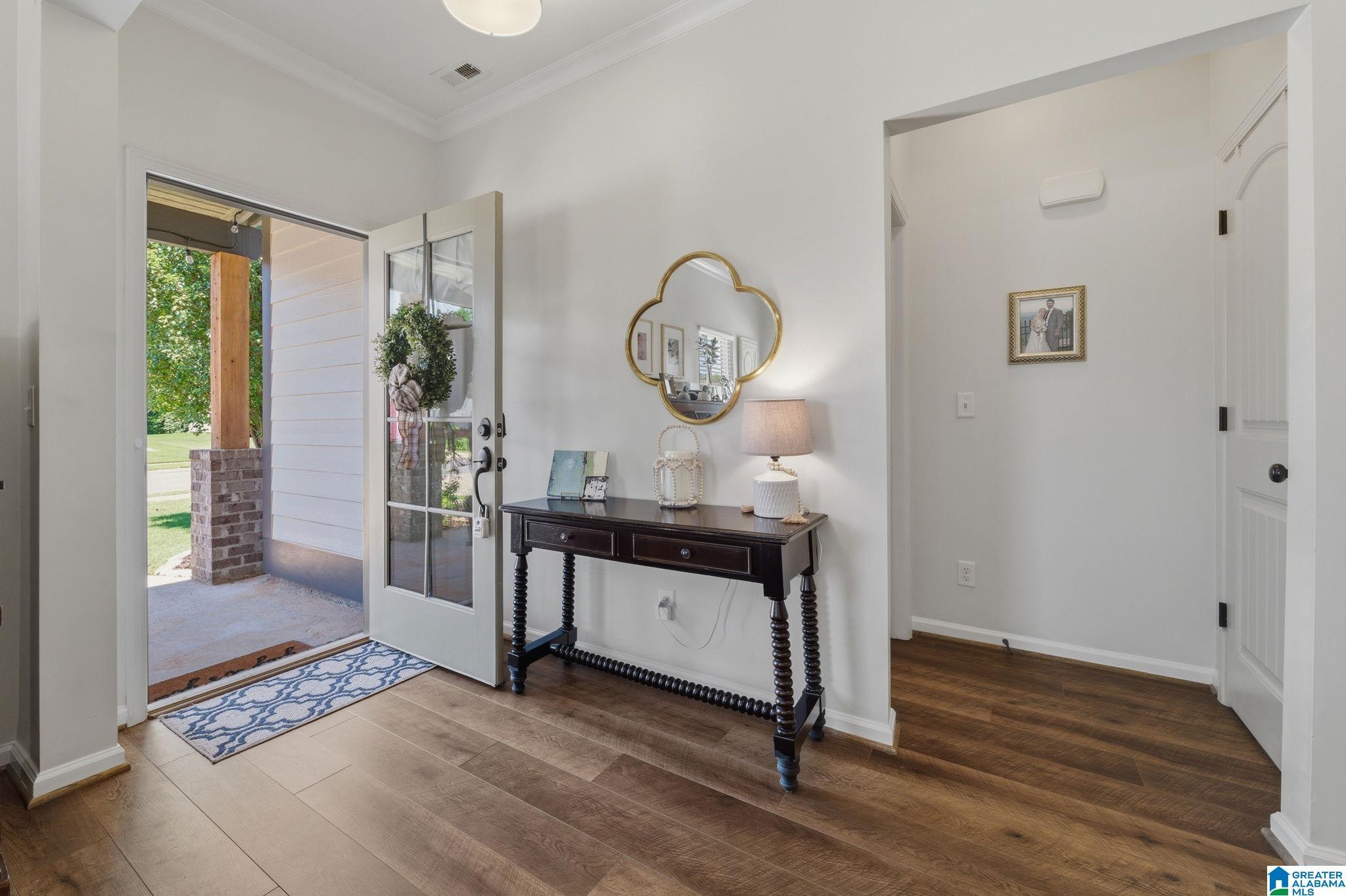 Image 4: Foyer