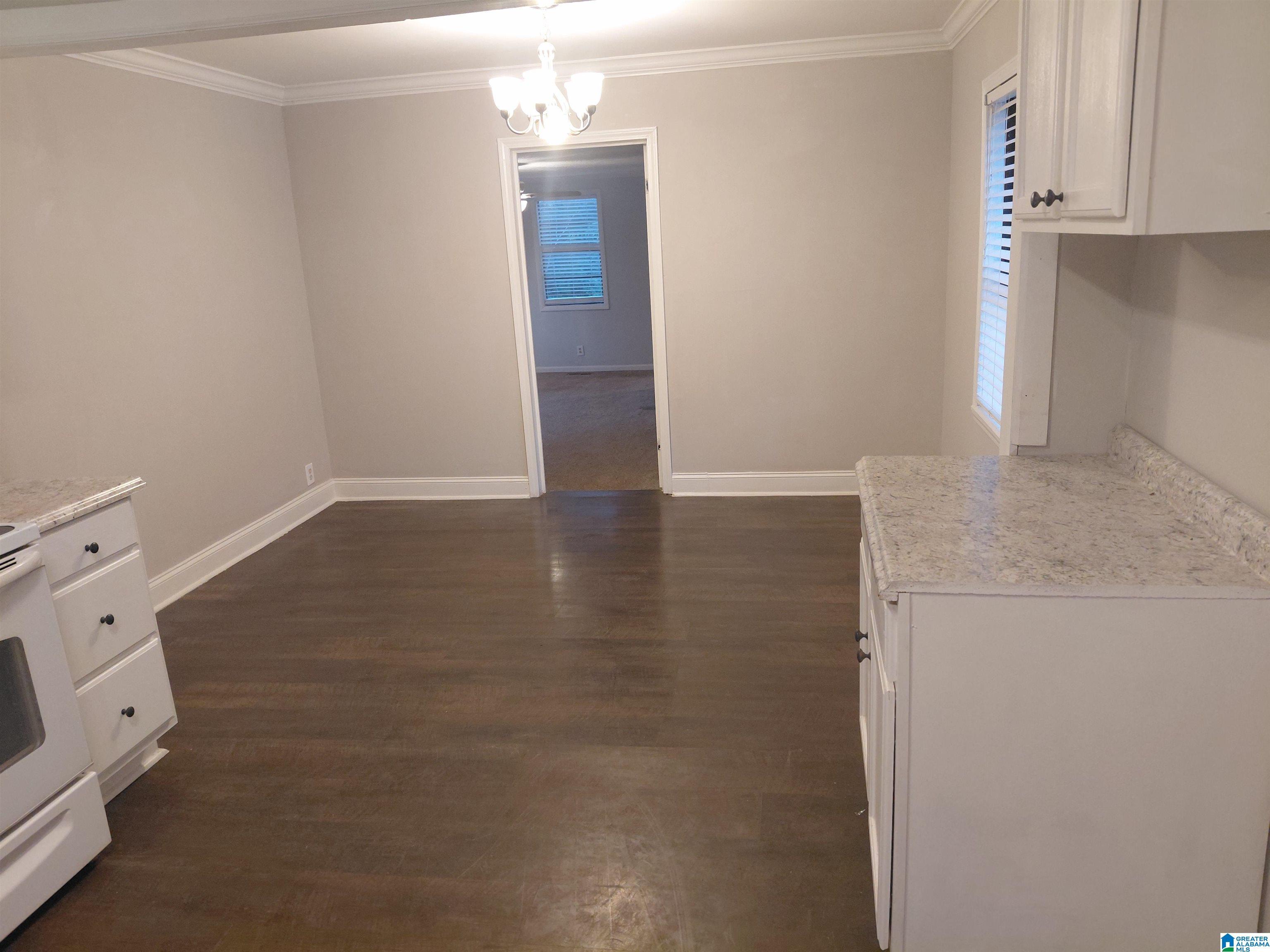 Image 4: Kitchen/dining room
