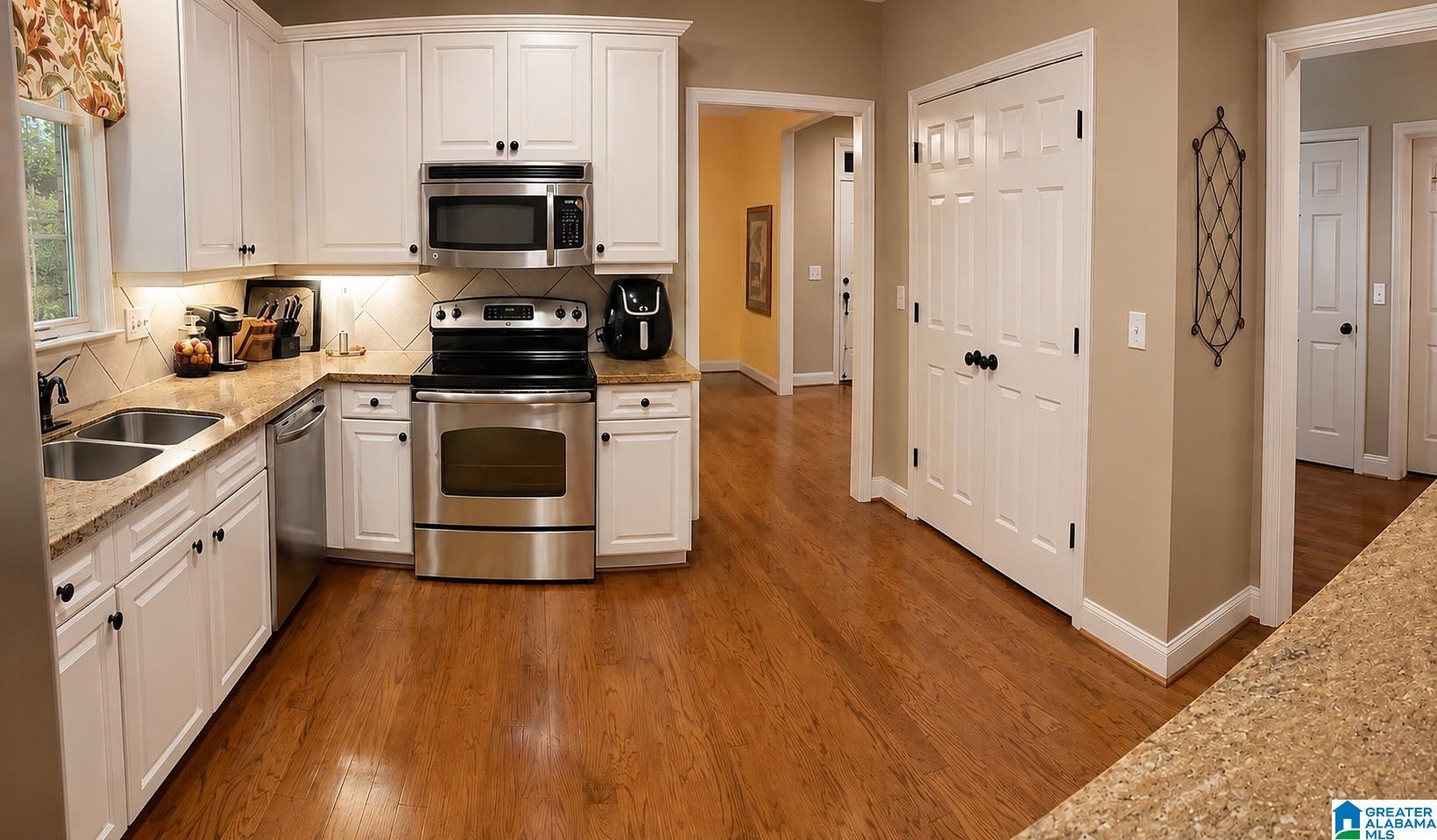 Image 4: Kitchen
